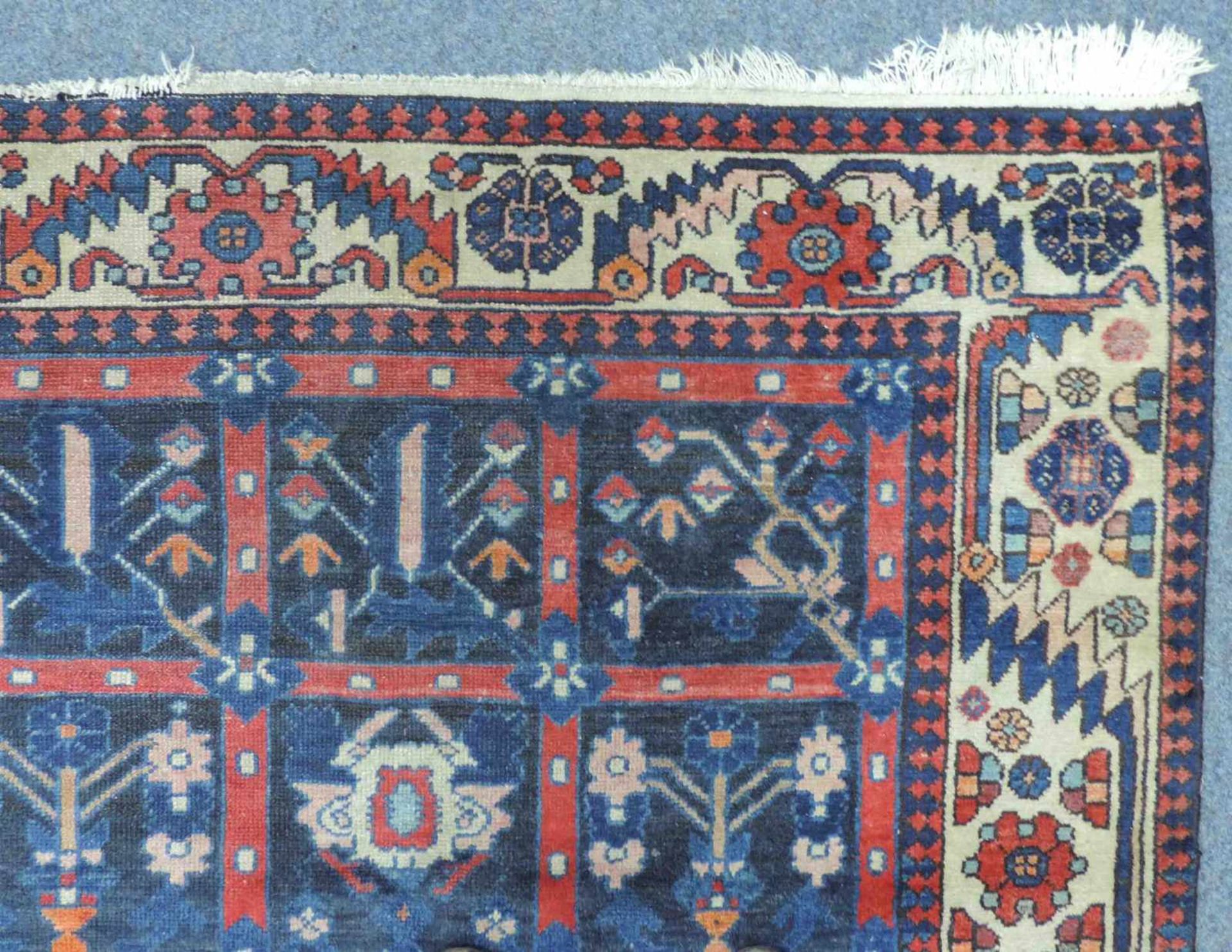 Bachtiar Dorfteppich. Iran, alt, um 1940. 202 cm x 158 cm. Handgeknüpft. Wolle auf Baumwolle. - Bild 5 aus 9