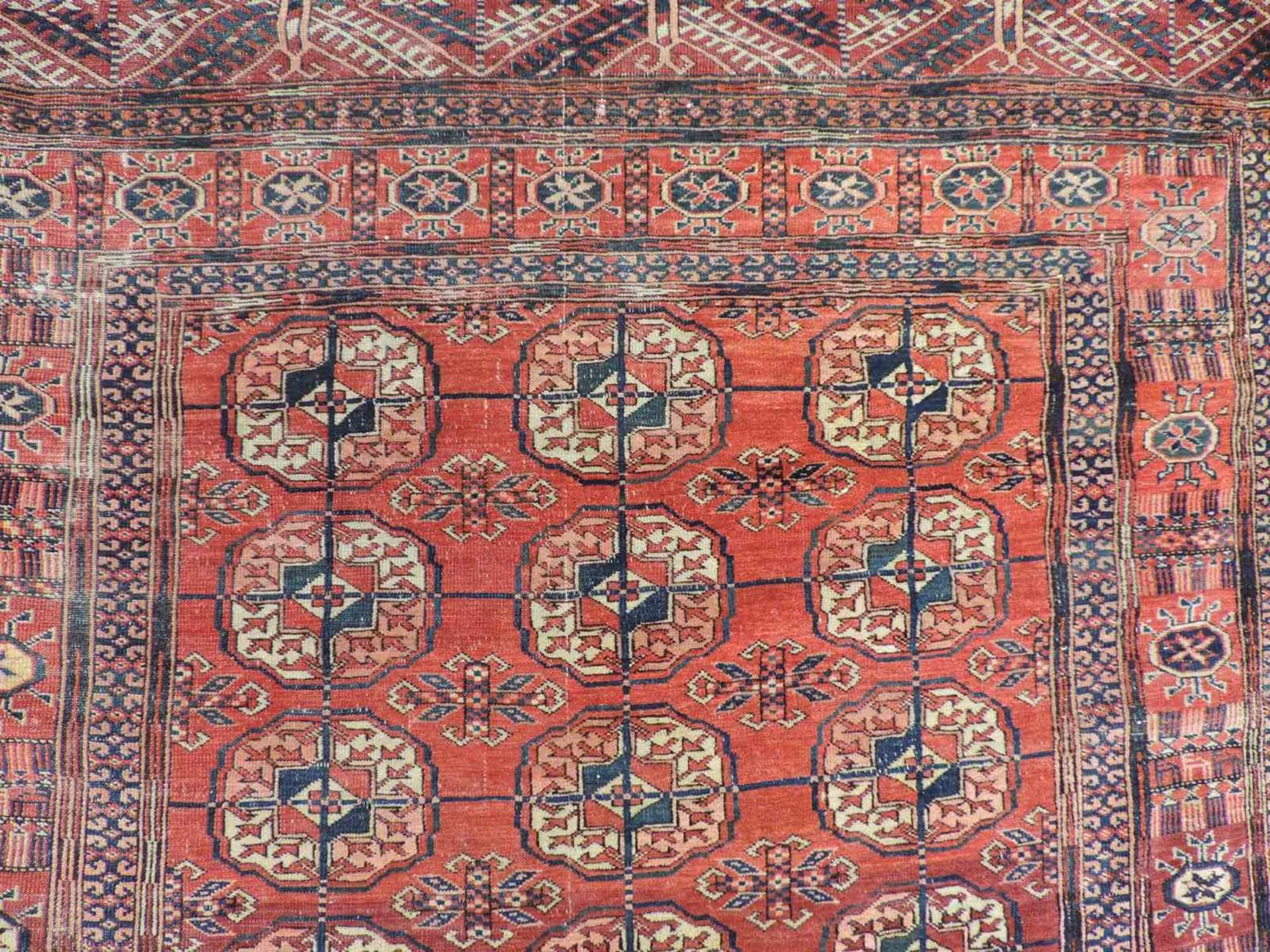 Tekke Stammesteppich. Turkmenistan, antik, um 1900. 173 cm x 130 cm. Handgeknüpft. Wolle auf - Bild 7 aus 10