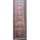 Heris Galerie Dorfteppich. Iran, alt um 1930. 325 cm x 76 cm. Handgeknüpft. Wolle auf Baumwolle.