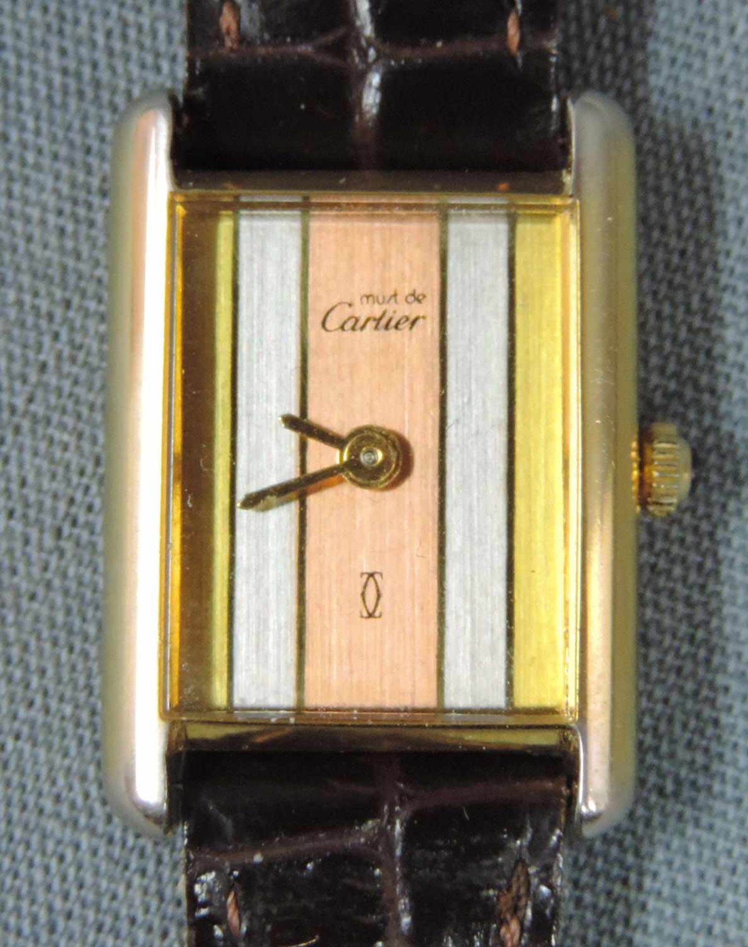 "must de Cartier". Damenarmbanduhr. Teils Silber 925 und vergoldet. 28 mm x 20 mm mit