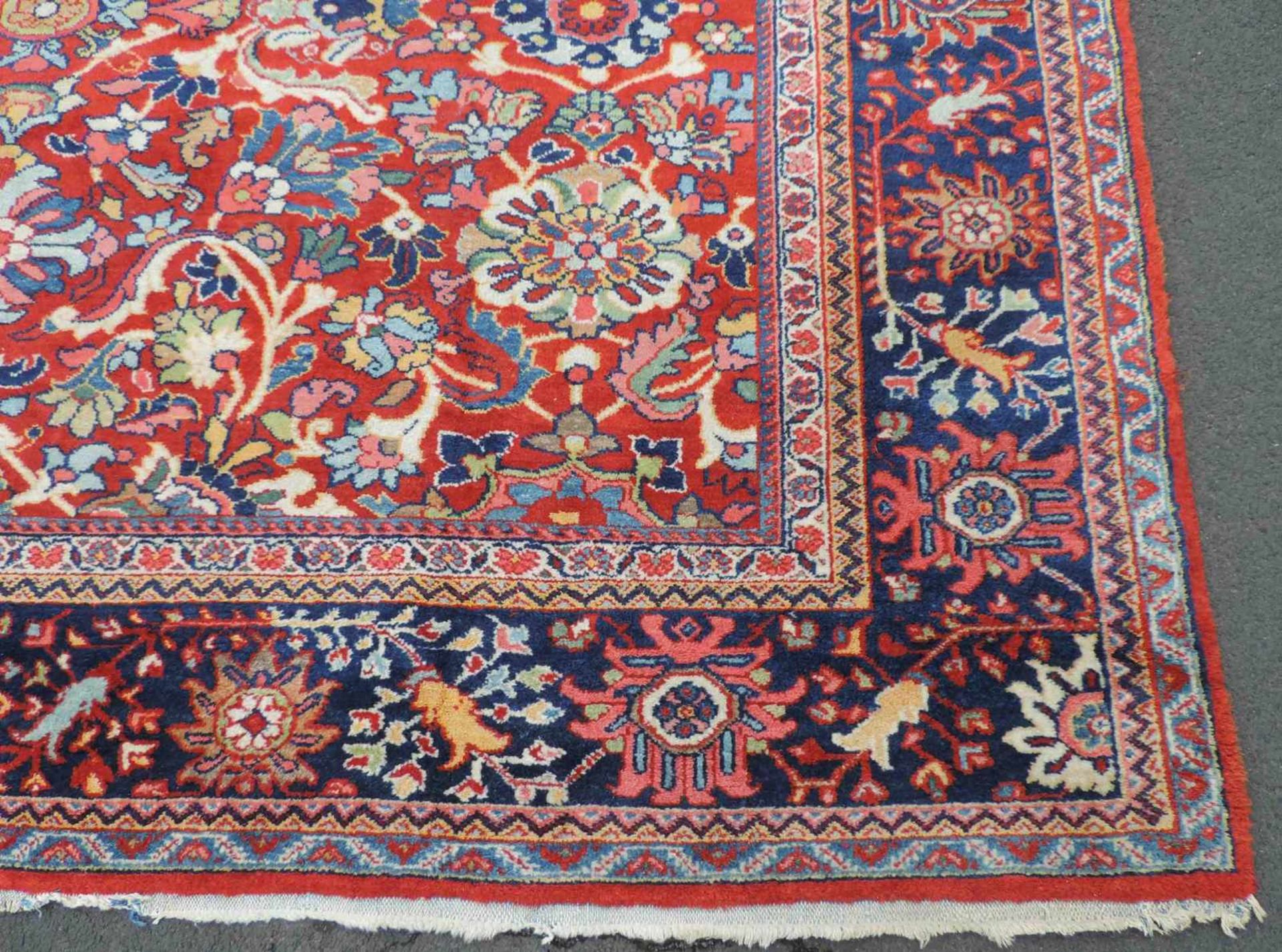 Mahal Teppich. Iran, antik, um 1900. 374 cm x 291 cm. Handgeknüpft. Wolle auf Baumwolle. Wohl - Bild 3 aus 9