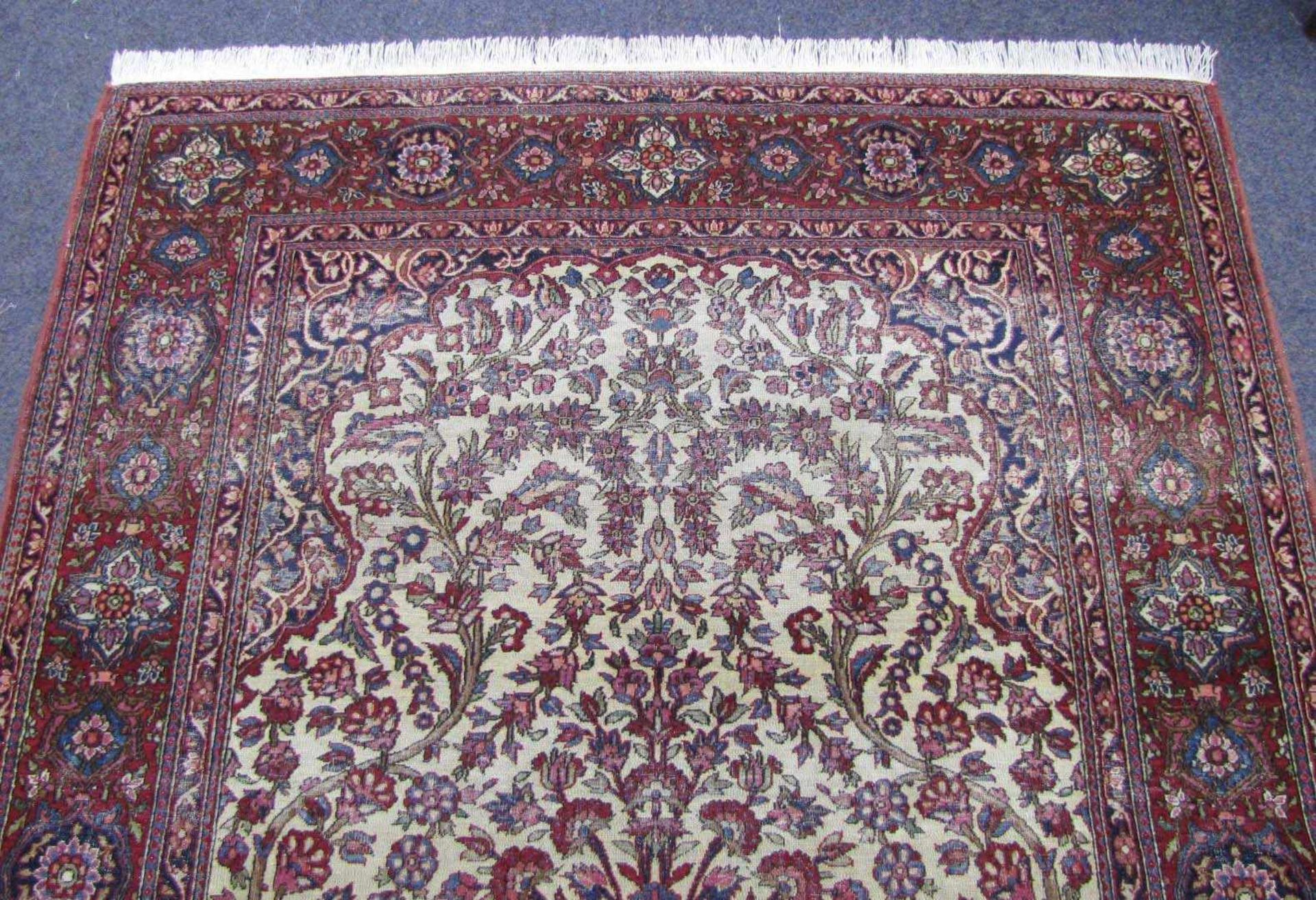 Isfahan Manufakturteppich mit Paradiesgarten. Iran. Alt um 1920. 200 cm x 134 cm. Handgeknüpft. - Bild 3 aus 8