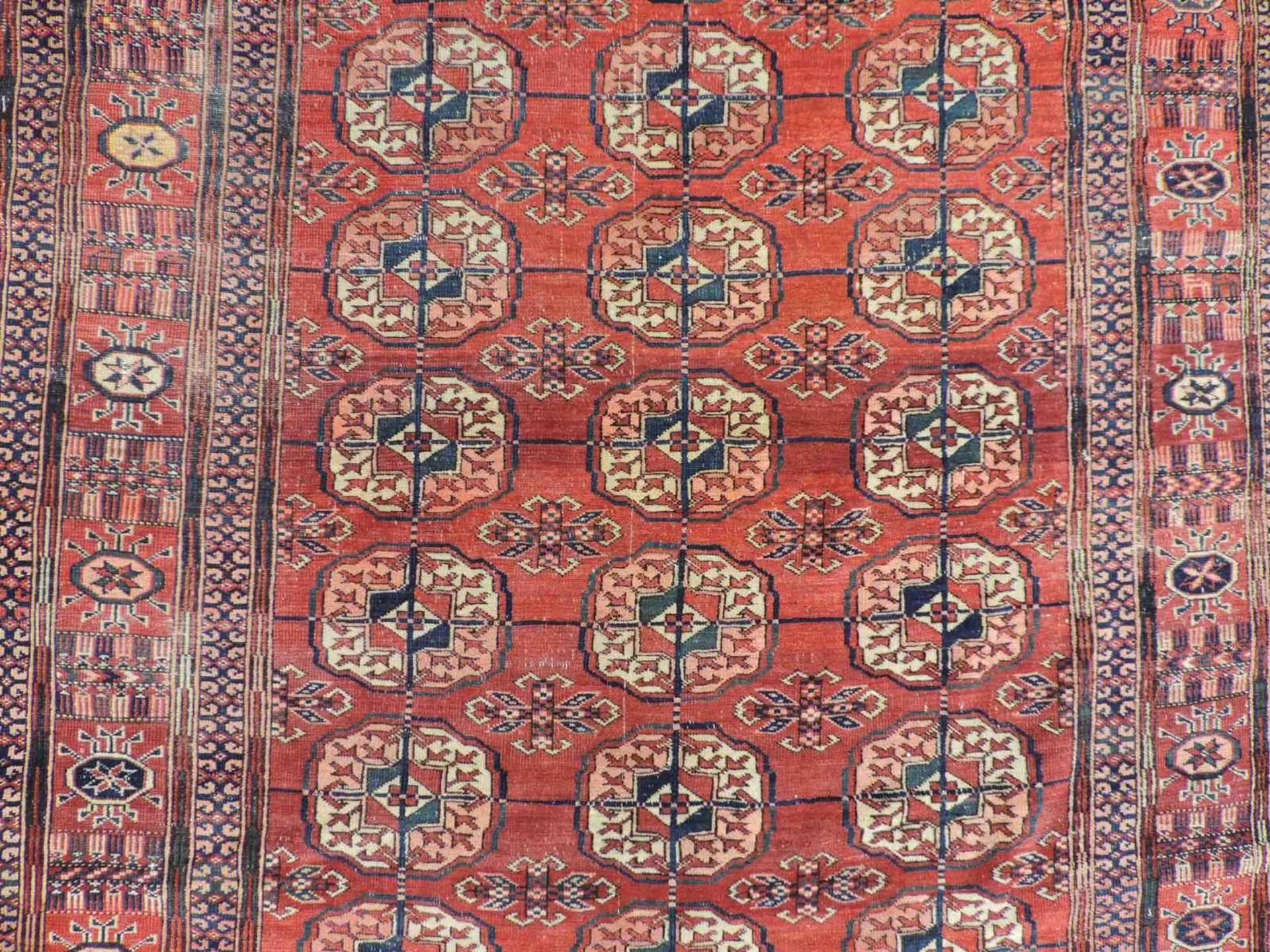 Tekke Stammesteppich. Turkmenistan, antik, um 1900. 173 cm x 130 cm. Handgeknüpft. Wolle auf - Bild 8 aus 10