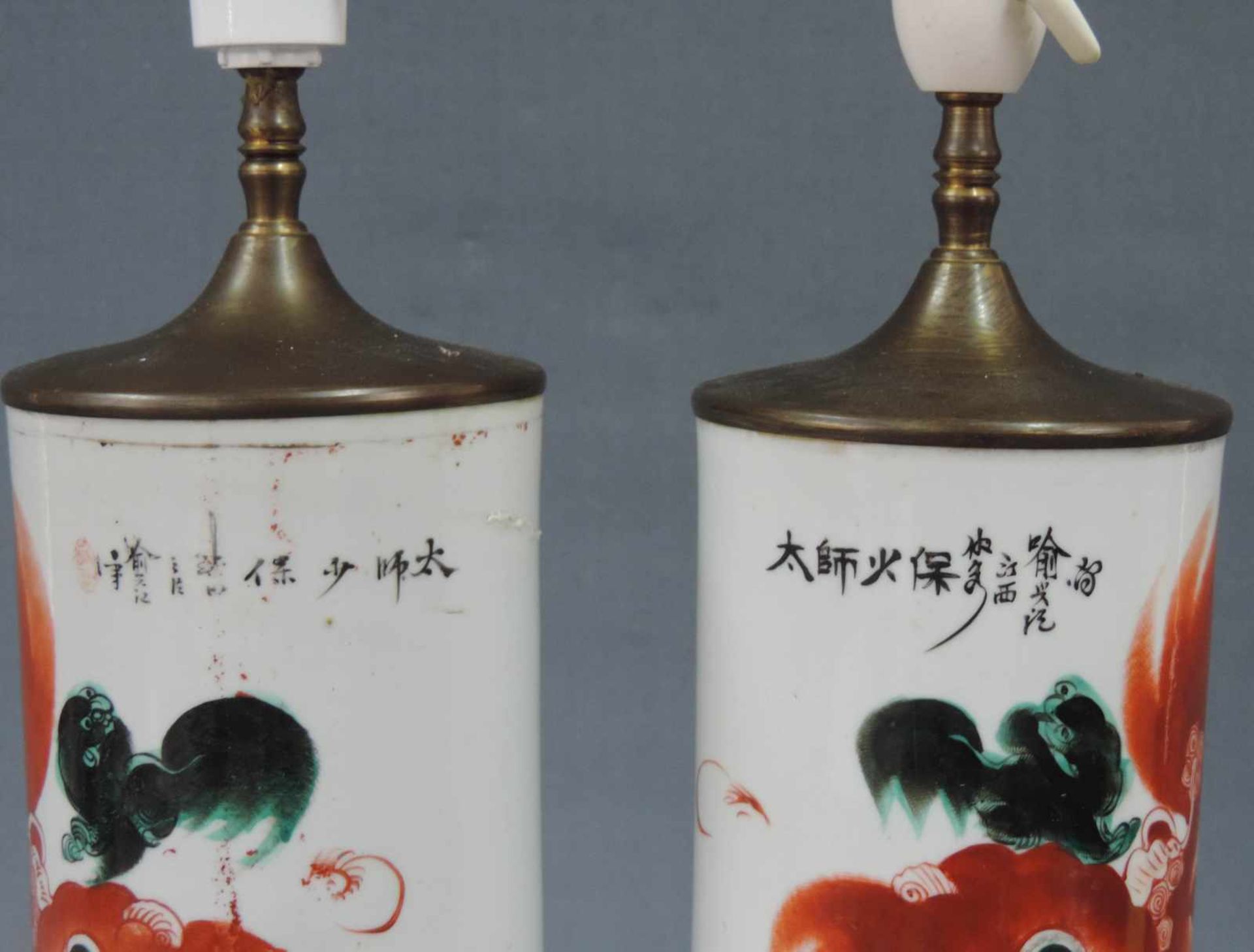 Zwei große Pinselbecher aus Porzellan. China alt. 6 Zeichen Marken. Die Becher sind 29 cm hoch - Bild 2 aus 6