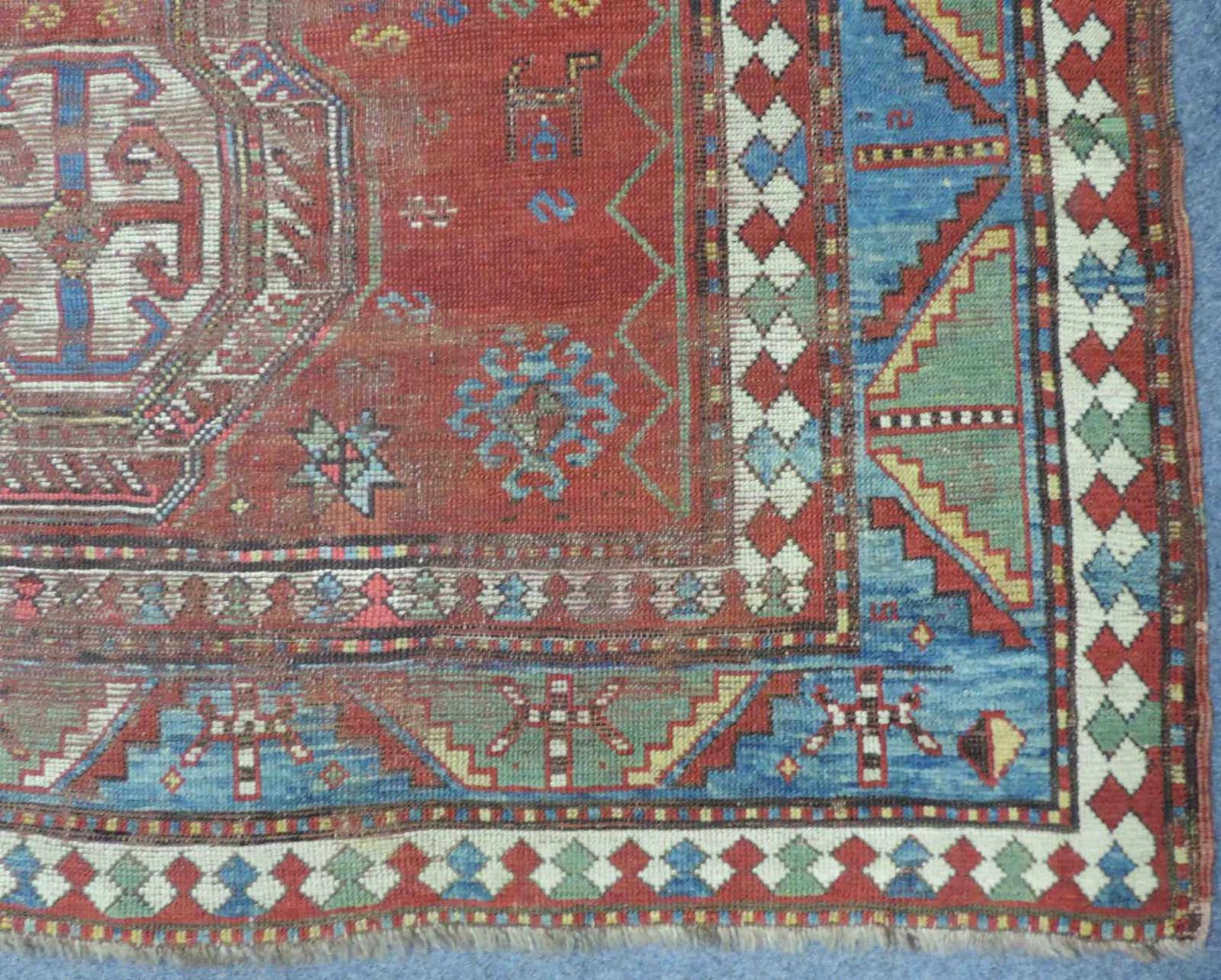 Kasak Dorfteppich, Kaukasus. Antik. Ende 19. Jahrhundert. 245 cm x 170 cm. Handgeknüpft. Wolle auf - Bild 4 aus 11
