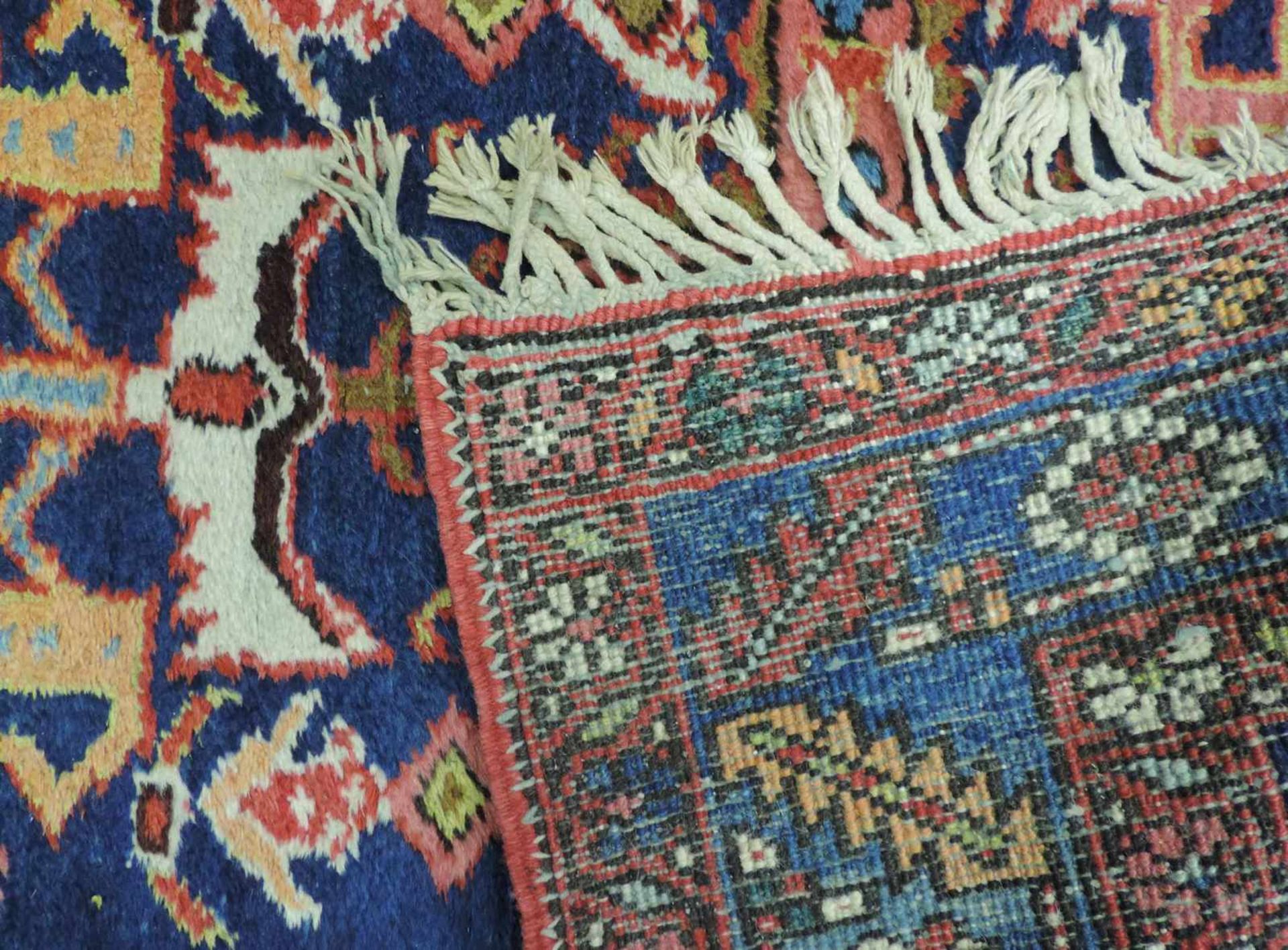 Heris Dorfteppich. Iran, alt um 1920. 250 x 96 cm. Handgeknüpft. Wolle auf Baumwolle. Wohl - Bild 4 aus 4