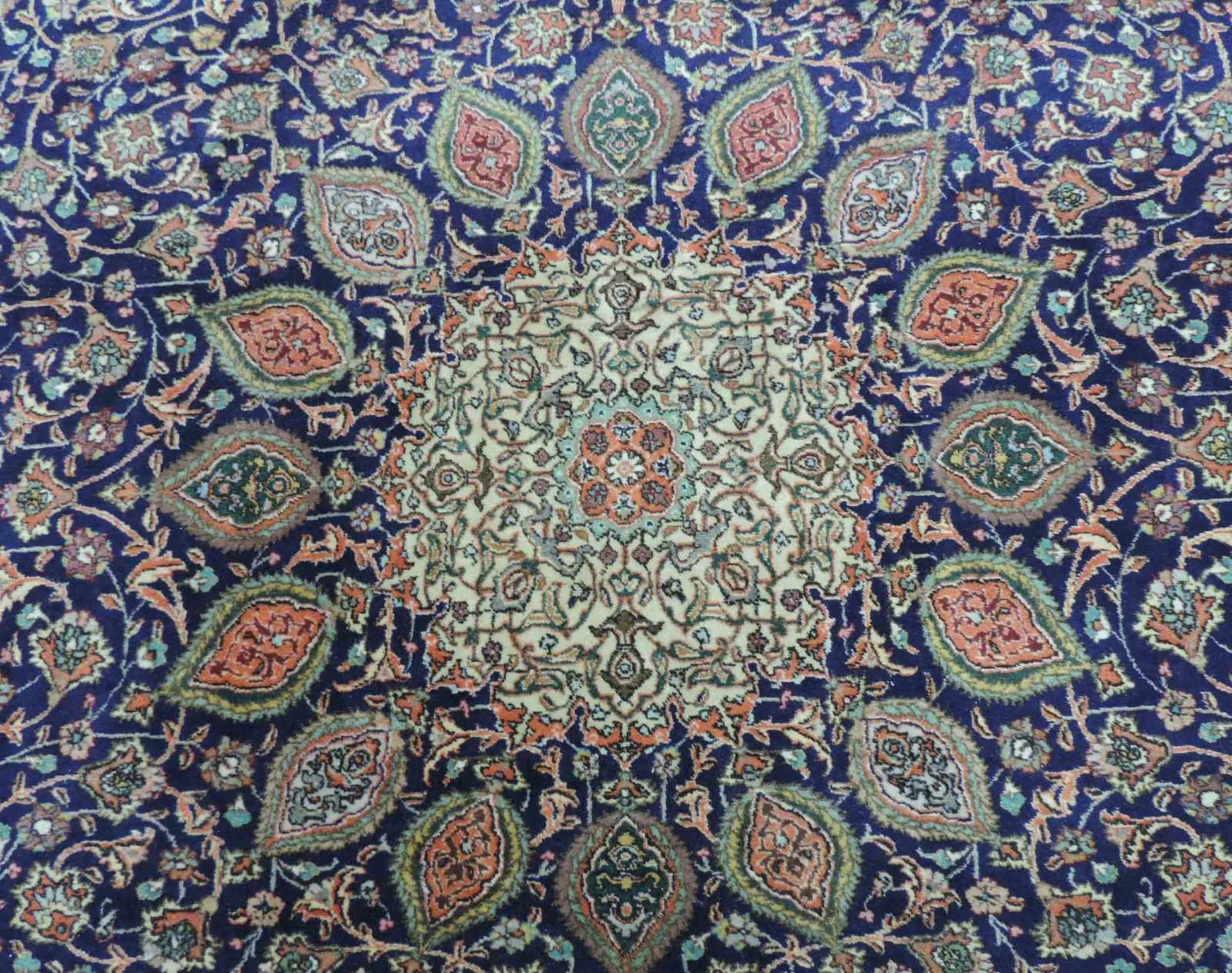 Täbriz Manufakturteppich. Iran, alt um 1940. Feine Knüpfung. 284 cm x 194 cm. Handgeknüpft. Wolle - Bild 4 aus 8