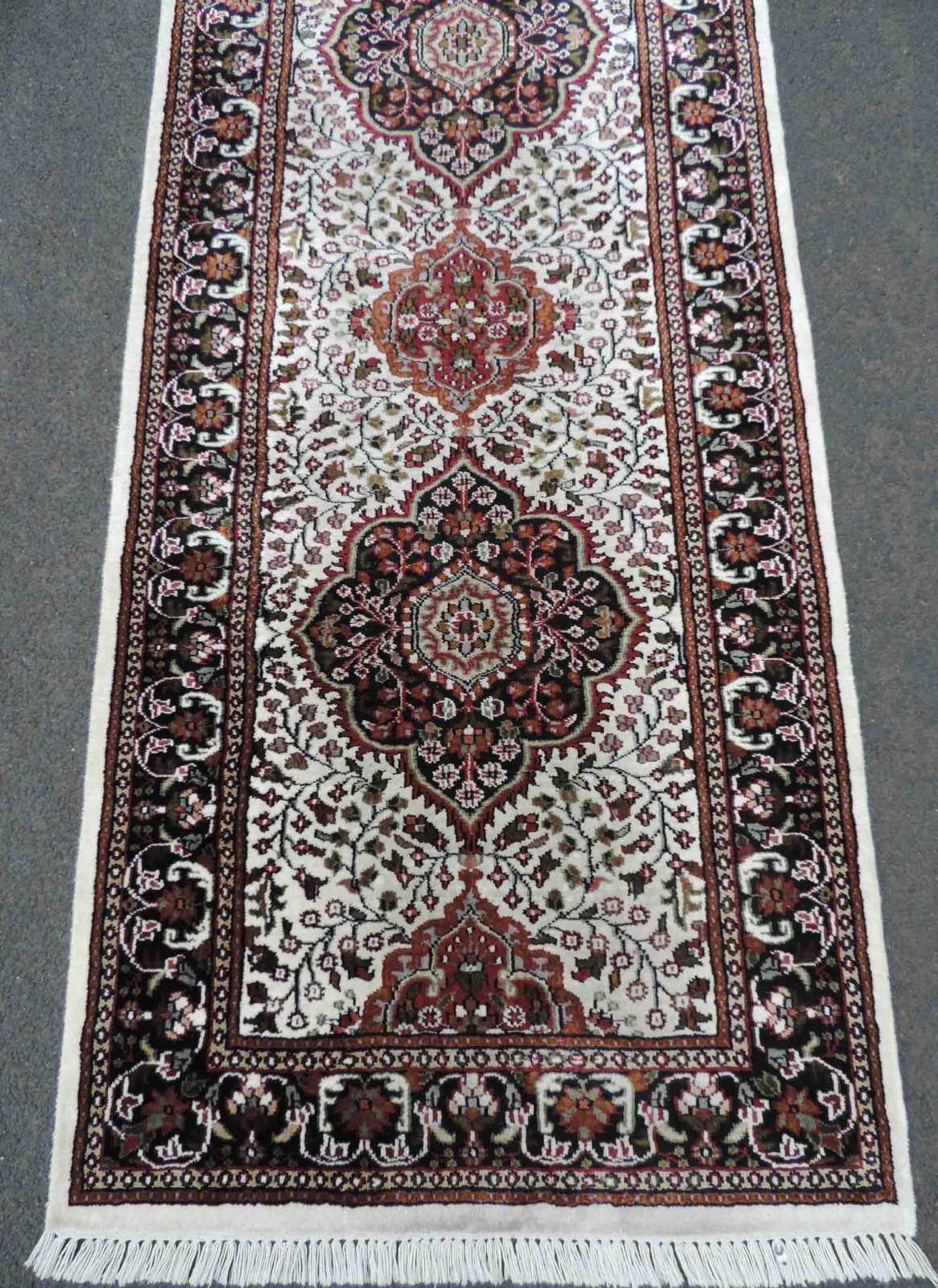 Chobi Läufer Orientteppich. Pakistan. Feine Knüpfung. 355 cm x 79 cm. Handgeknüpft. Wolle auf - Bild 2 aus 5