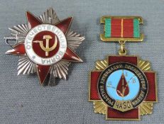 Zwei Orden / Abzeichen. Sowjetunion. Bis 6 cm. Two medals / badges. Soviet Union Up to 6 cm.