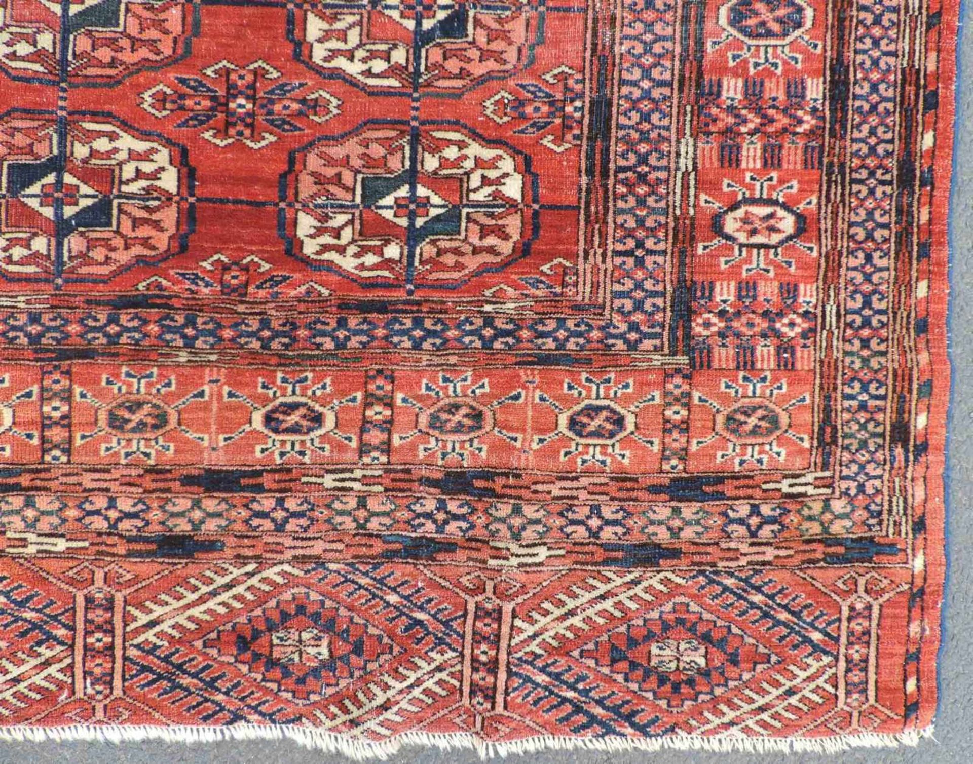 Tekke Stammesteppich. Turkmenistan, antik, um 1900. 173 cm x 130 cm. Handgeknüpft. Wolle auf - Bild 3 aus 10