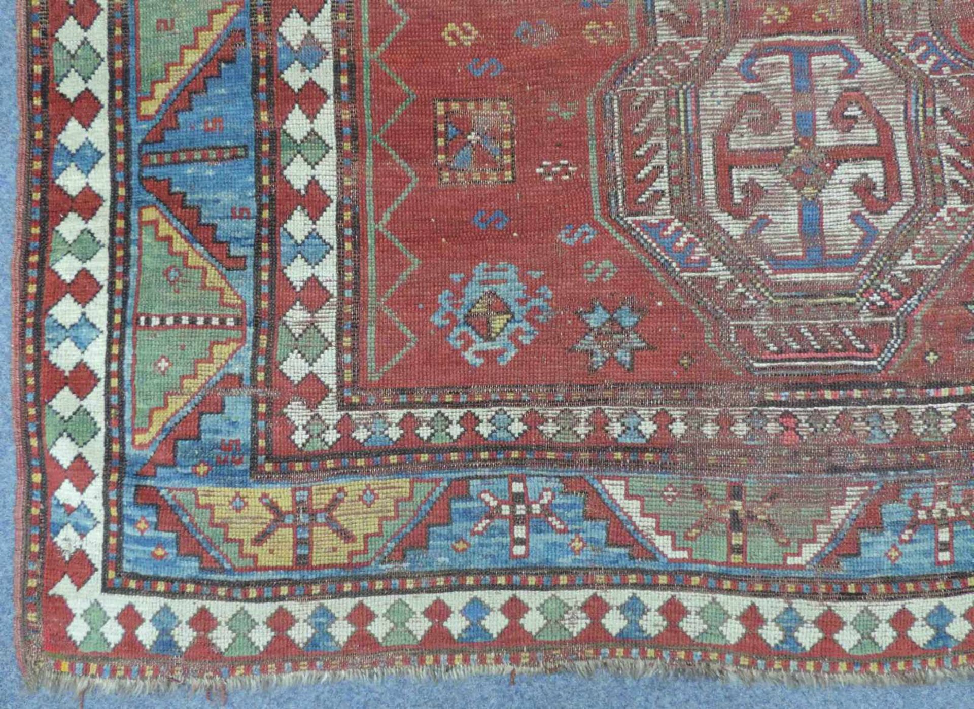 Kasak Dorfteppich, Kaukasus. Antik. Ende 19. Jahrhundert. 245 cm x 170 cm. Handgeknüpft. Wolle auf - Bild 5 aus 11