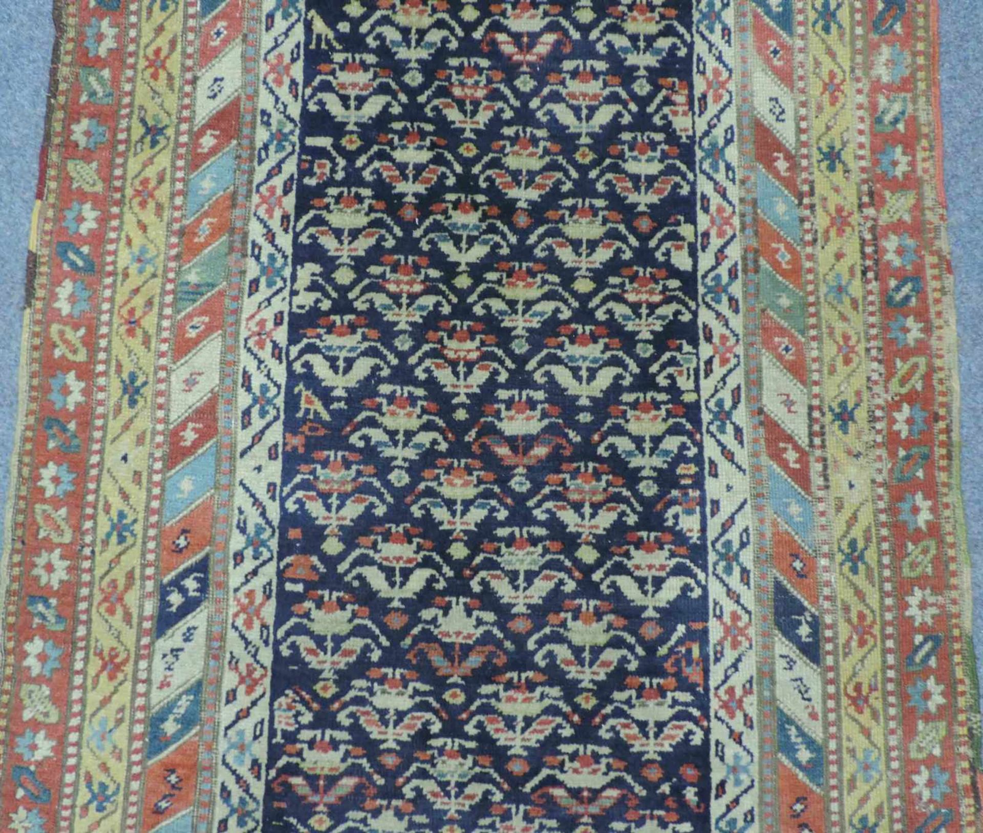 Azeri Teppich, Ost - Kaukasus, antik, Mitte 19. Jahrhundert. 264 cm x 115 cm. Handgeknüpft. Wolle - Bild 3 aus 6