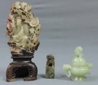 Stempel, Jadegefäß mit Deckel und eine Specksteinskulptur. China. Bis 25 cm hoch. U.a. Altersspuren.