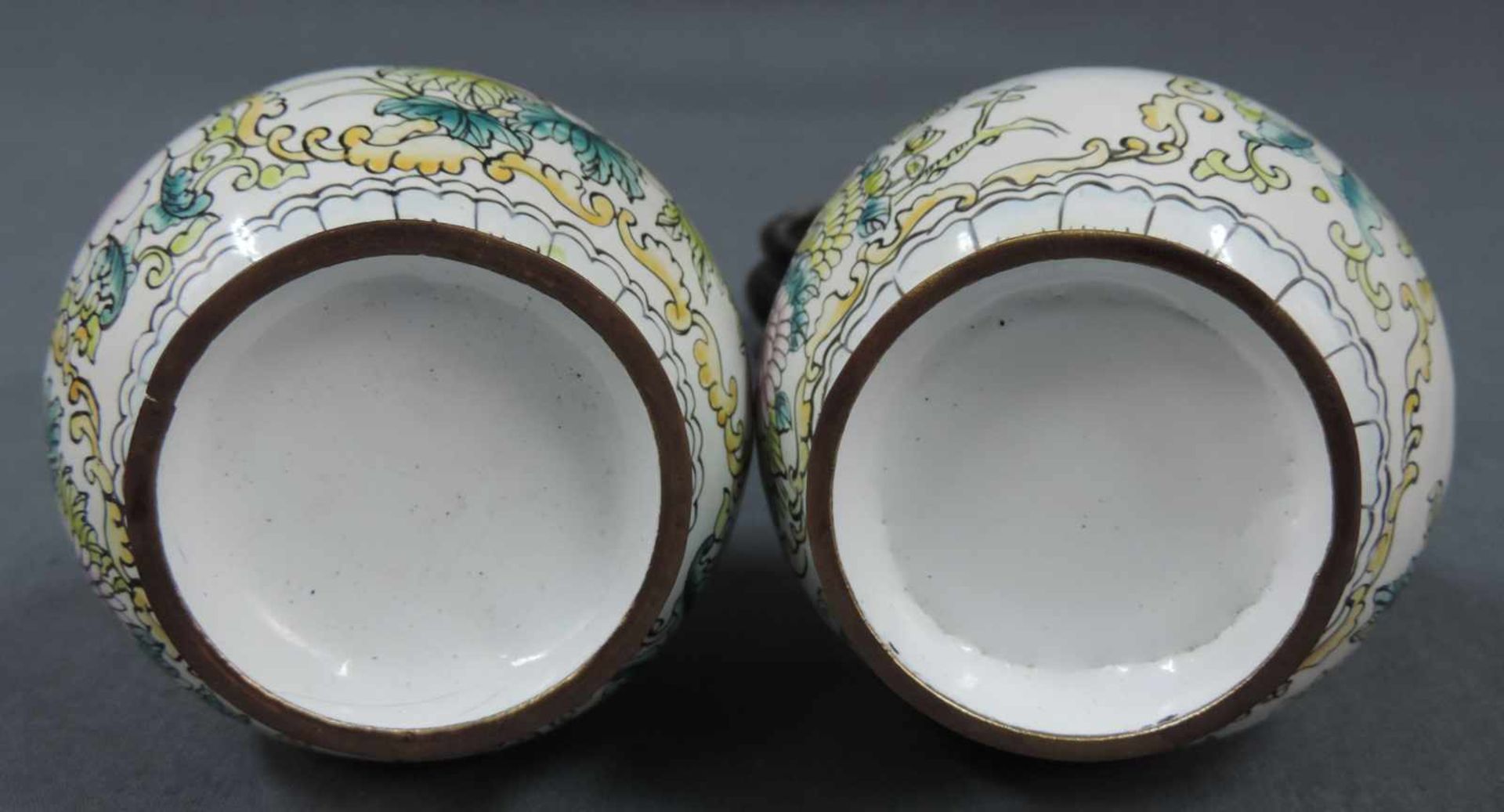 2 Cloisonne - Vasen mit Holzsockeln. Die Vasen sind 15 cm hoch ohne Sockel. 2 Cloisonne - vases with - Bild 4 aus 5