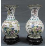 2 Cloisonne - Vasen mit Holzsockeln. Die Vasen sind 15 cm hoch ohne Sockel. 2 Cloisonne - vases with