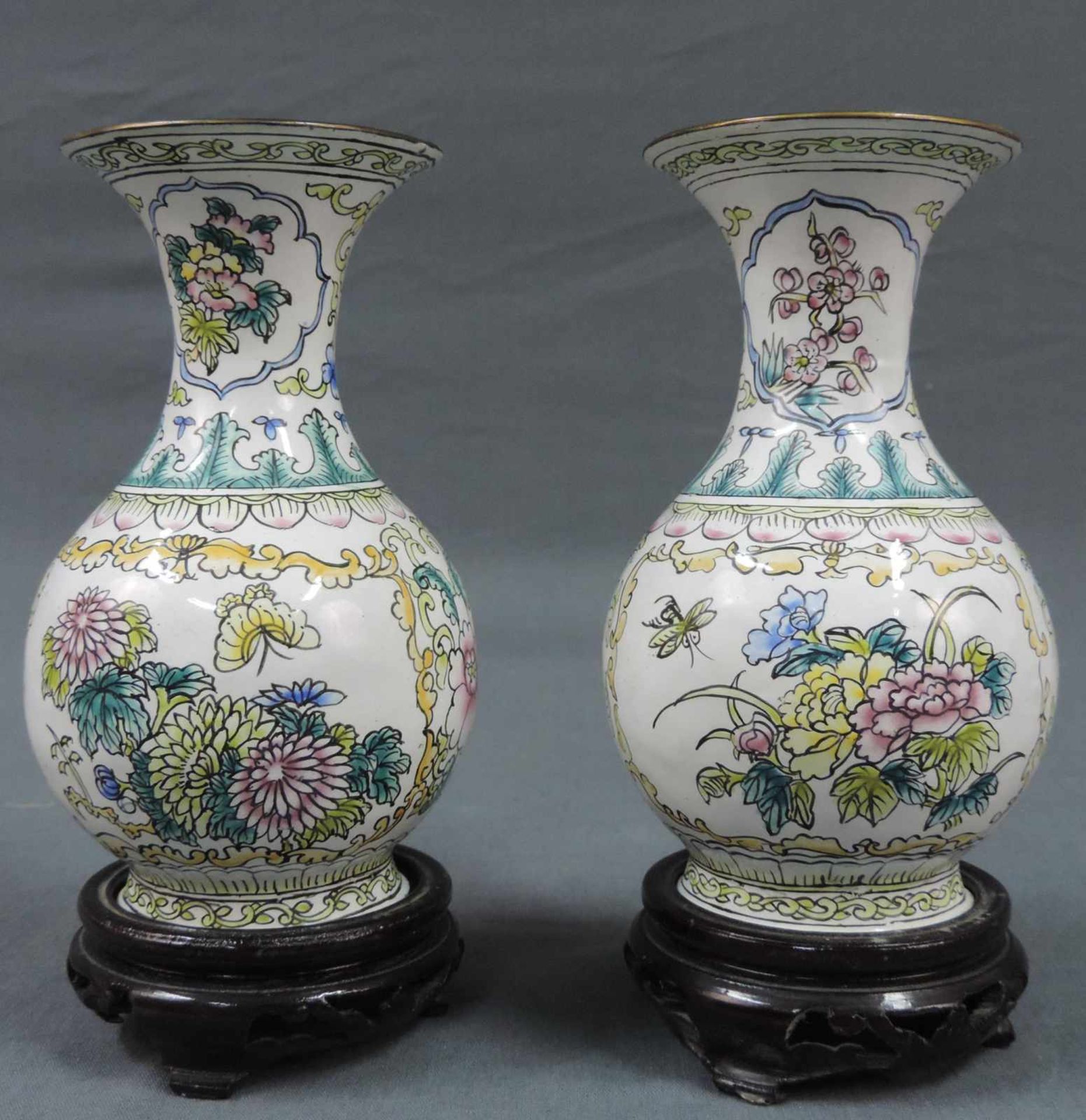 2 Cloisonne - Vasen mit Holzsockeln. Die Vasen sind 15 cm hoch ohne Sockel. 2 Cloisonne - vases with