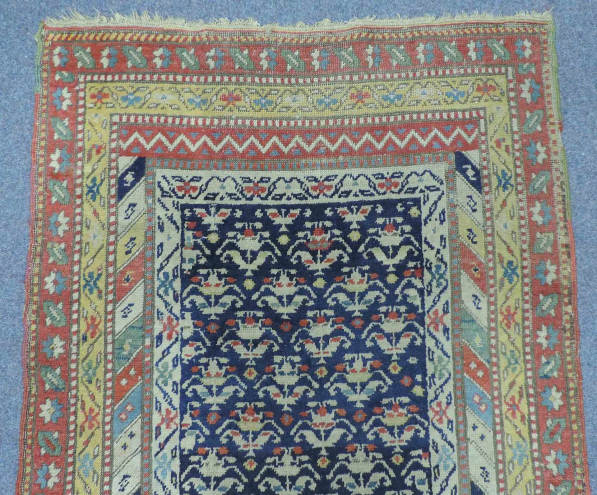 Azeri Teppich, Ost - Kaukasus, antik, Mitte 19. Jahrhundert. 264 cm x 115 cm. Handgeknüpft. Wolle - Bild 5 aus 6