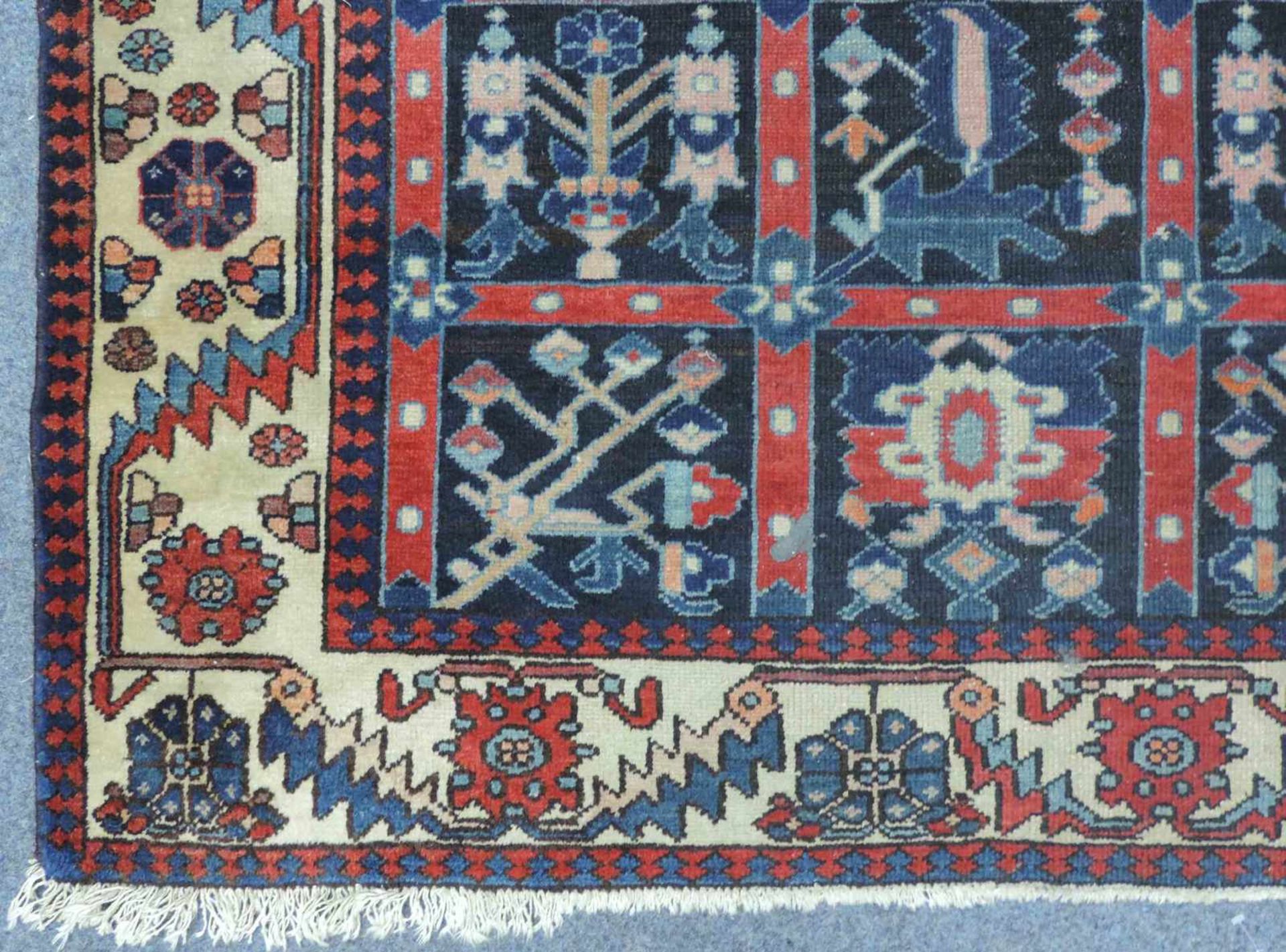 Bachtiar Dorfteppich. Iran, alt, um 1940. 202 cm x 158 cm. Handgeknüpft. Wolle auf Baumwolle. - Bild 3 aus 9