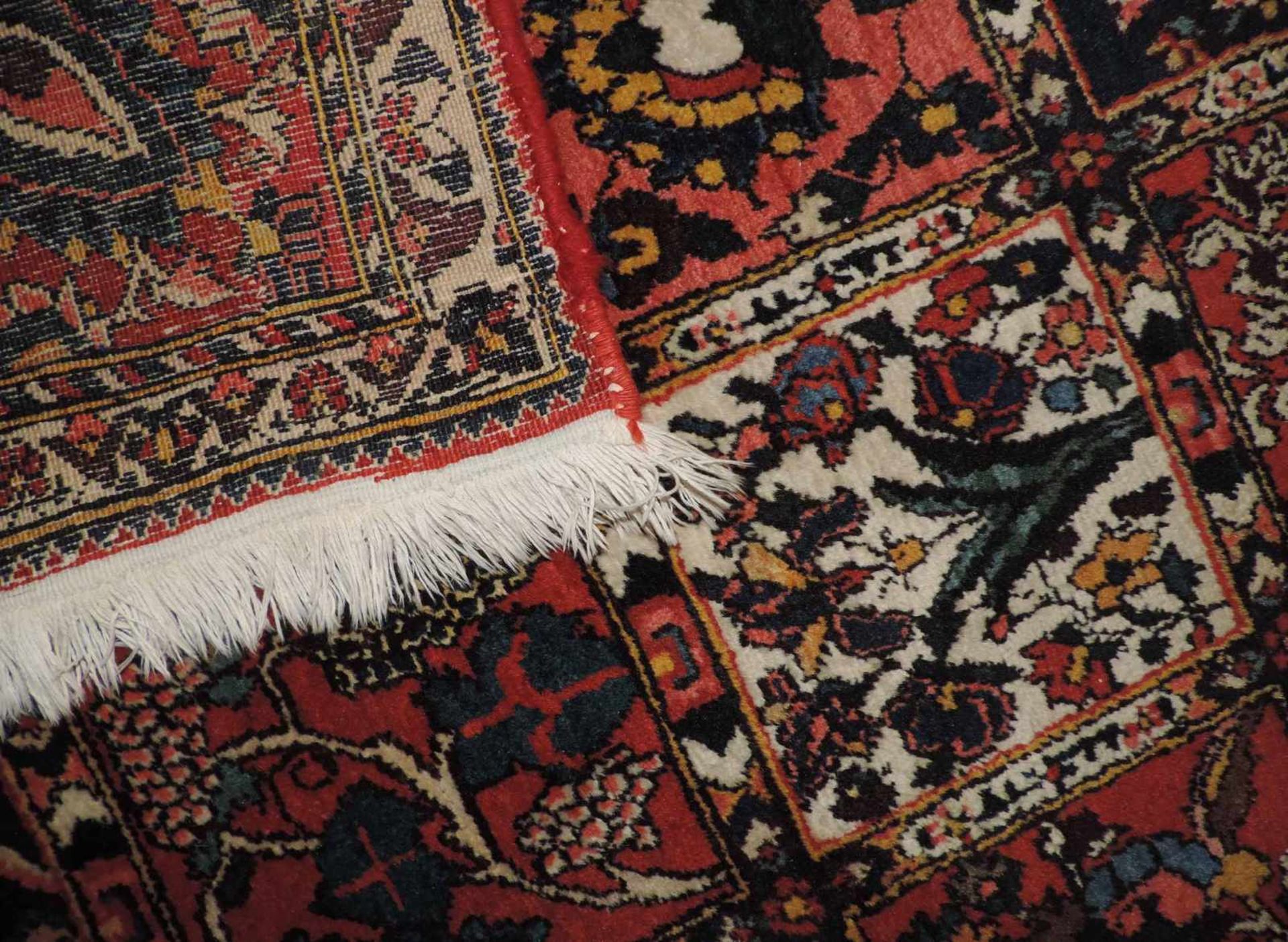 Bachtiar Felder Teppich. Iran, alt Mitte 20. Jahrhundert. Feine Knüpfung. 322 cm x 238 cm. - Bild 7 aus 7