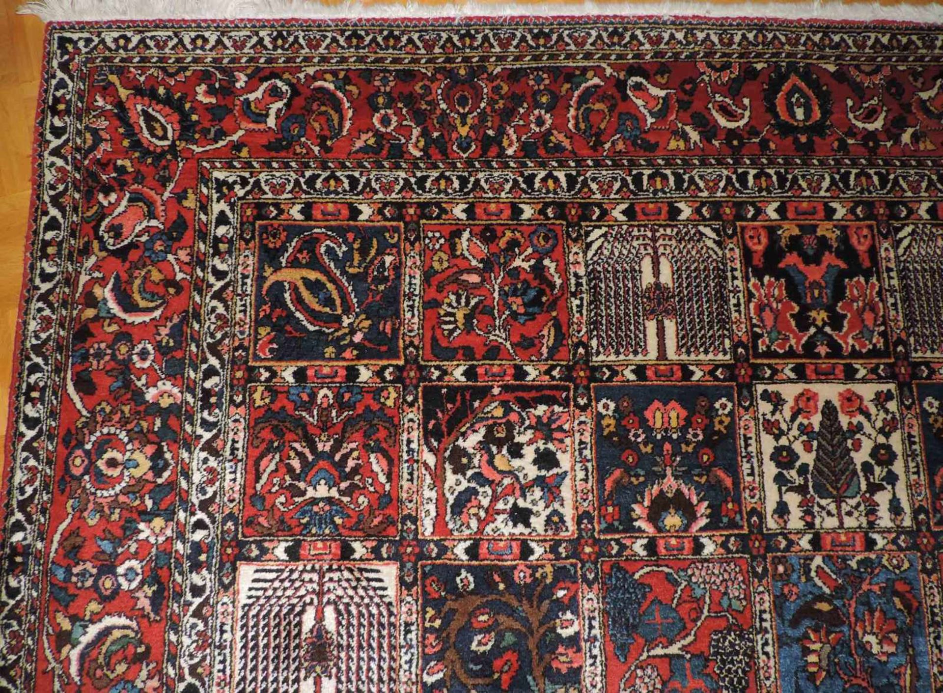 Bachtiar Felder Teppich. Iran, alt Mitte 20. Jahrhundert. Feine Knüpfung. 322 cm x 238 cm. - Bild 6 aus 7