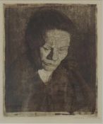 Käthe KOLLWITZ (1867 - 1945). Gesenkter Frauenkopf. 38 cm x 31,5 cm. Vernis mou Radierung. Rechts