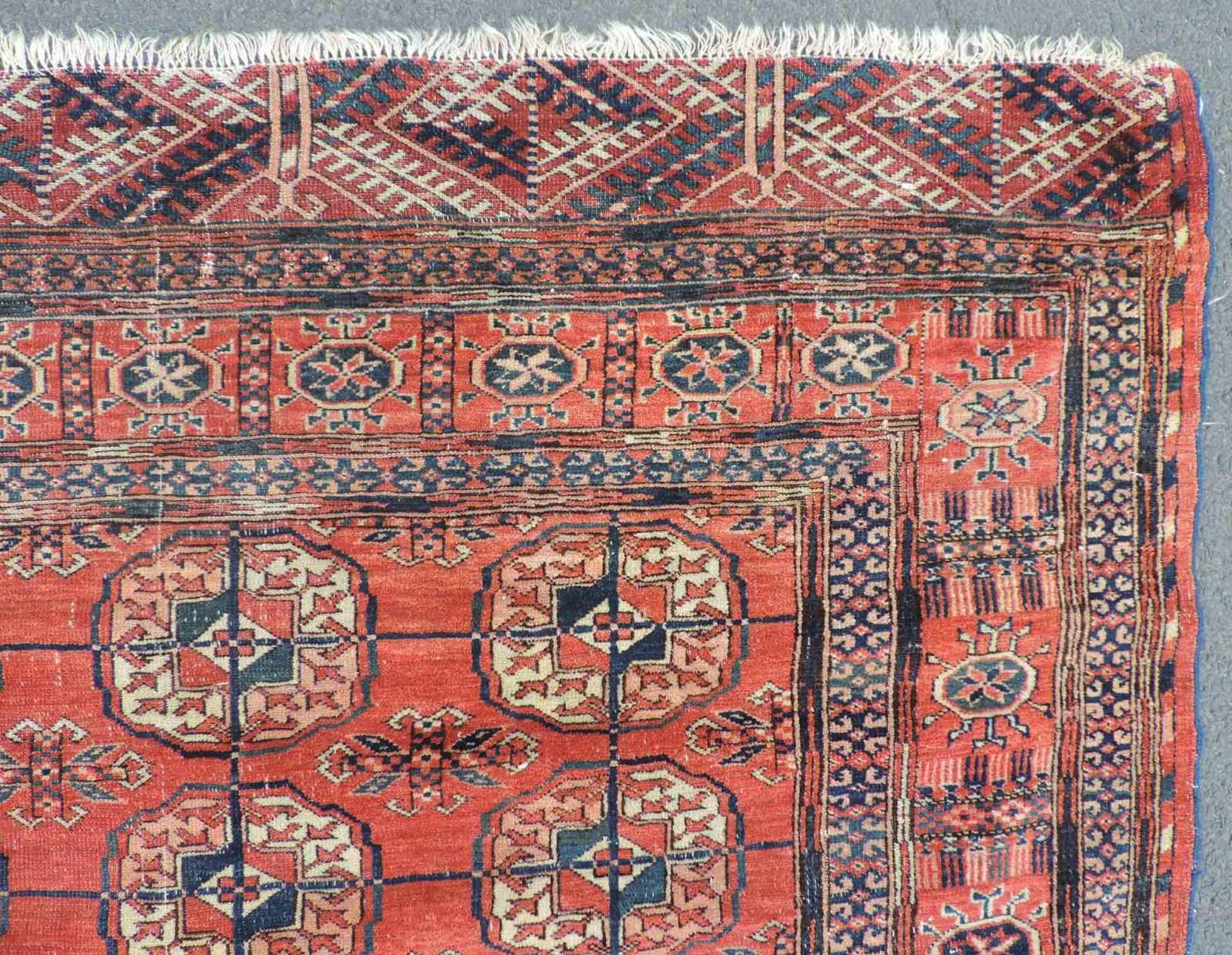 Tekke Stammesteppich. Turkmenistan, antik, um 1900. 173 cm x 130 cm. Handgeknüpft. Wolle auf - Bild 6 aus 10
