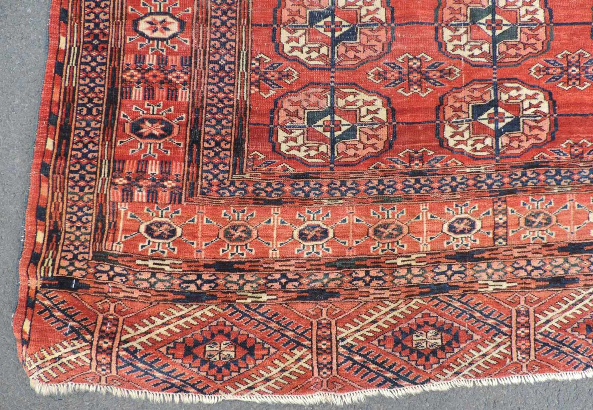 Tekke Stammesteppich. Turkmenistan, antik, um 1900. 173 cm x 130 cm. Handgeknüpft. Wolle auf - Bild 4 aus 10