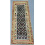 Azeri Teppich, Ost - Kaukasus, antik, Mitte 19. Jahrhundert. 264 cm x 115 cm. Handgeknüpft. Wolle