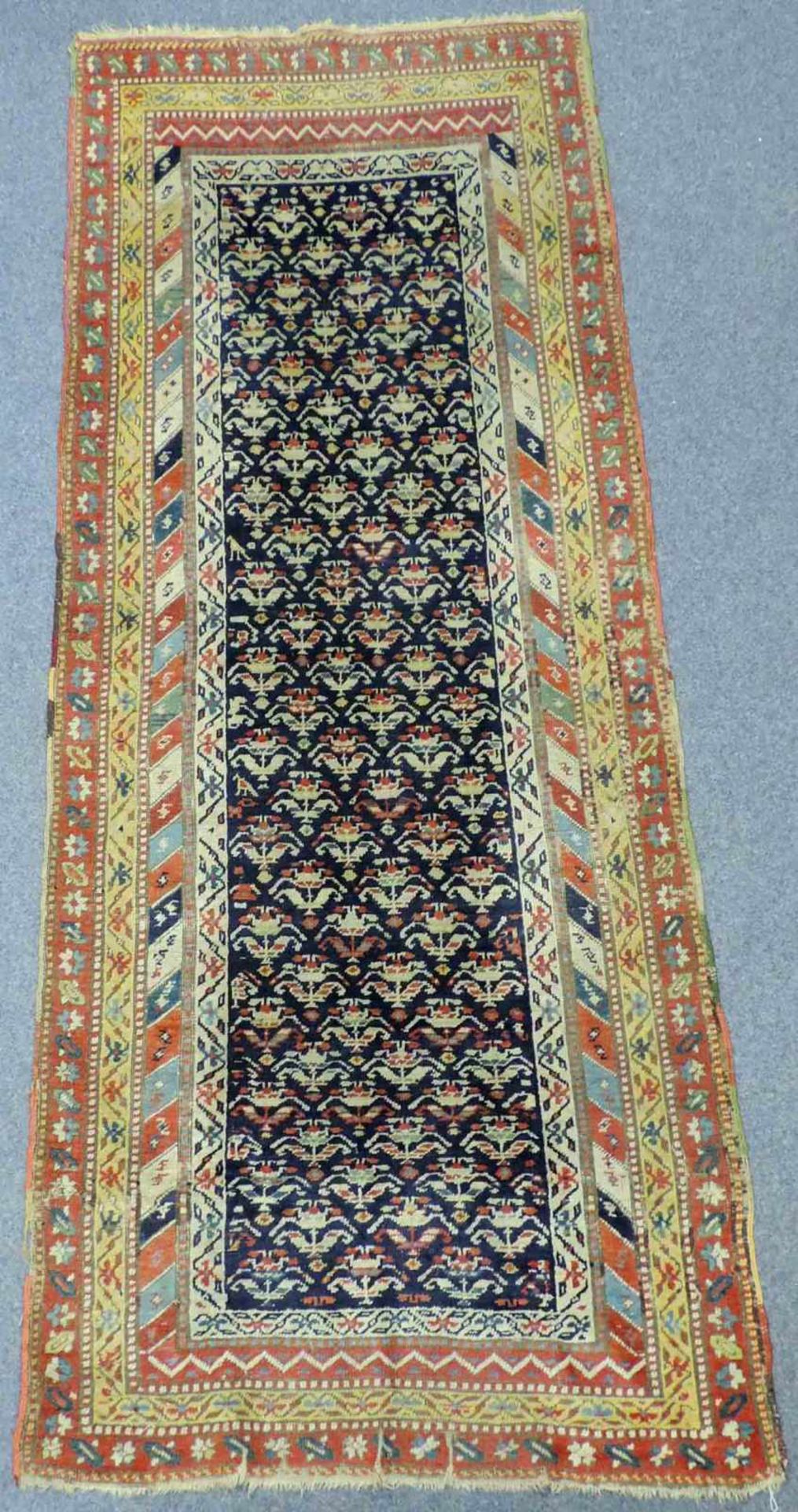 Azeri Teppich, Ost - Kaukasus, antik, Mitte 19. Jahrhundert. 264 cm x 115 cm. Handgeknüpft. Wolle