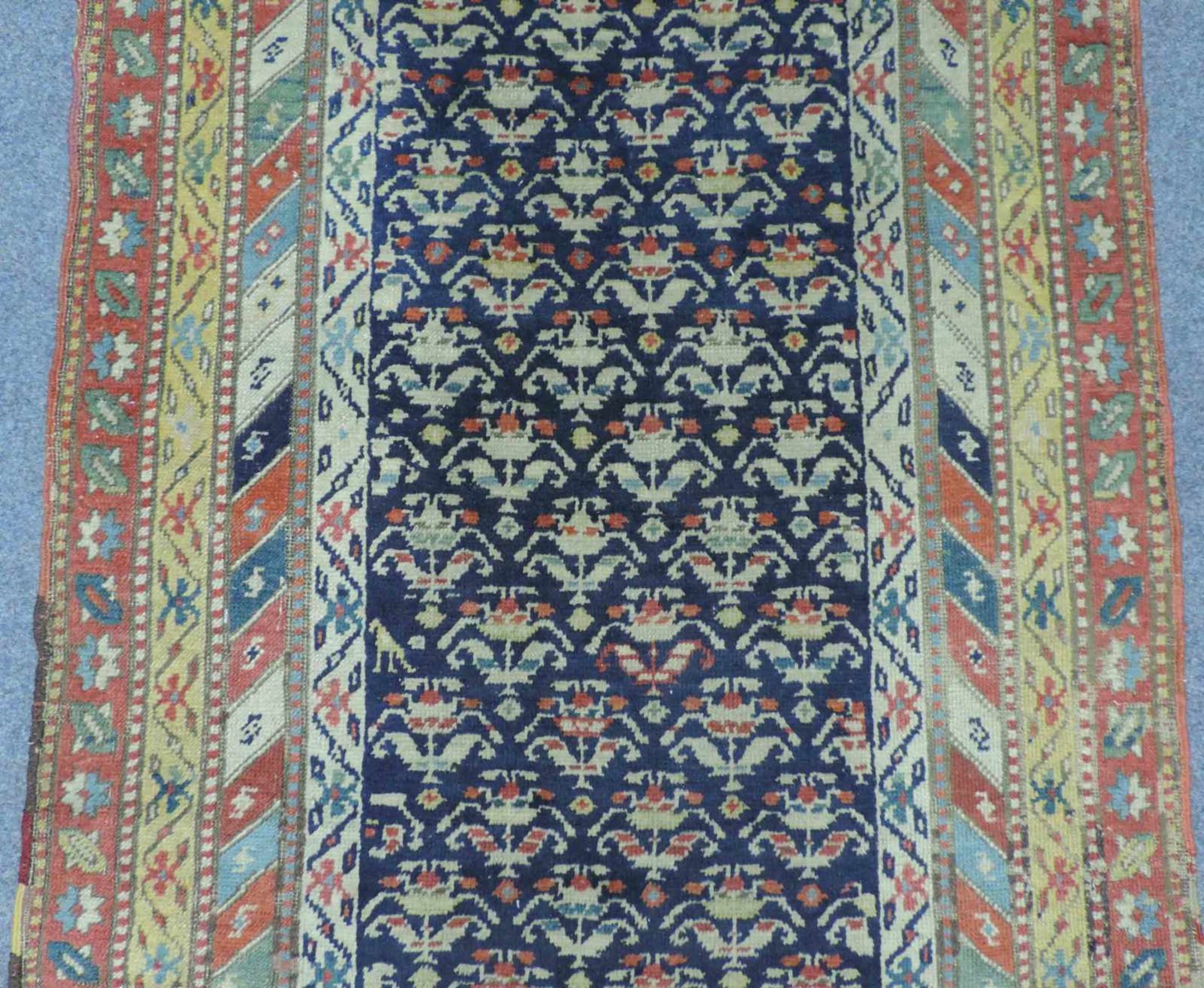 Azeri Teppich, Ost - Kaukasus, antik, Mitte 19. Jahrhundert. 264 cm x 115 cm. Handgeknüpft. Wolle - Bild 4 aus 6