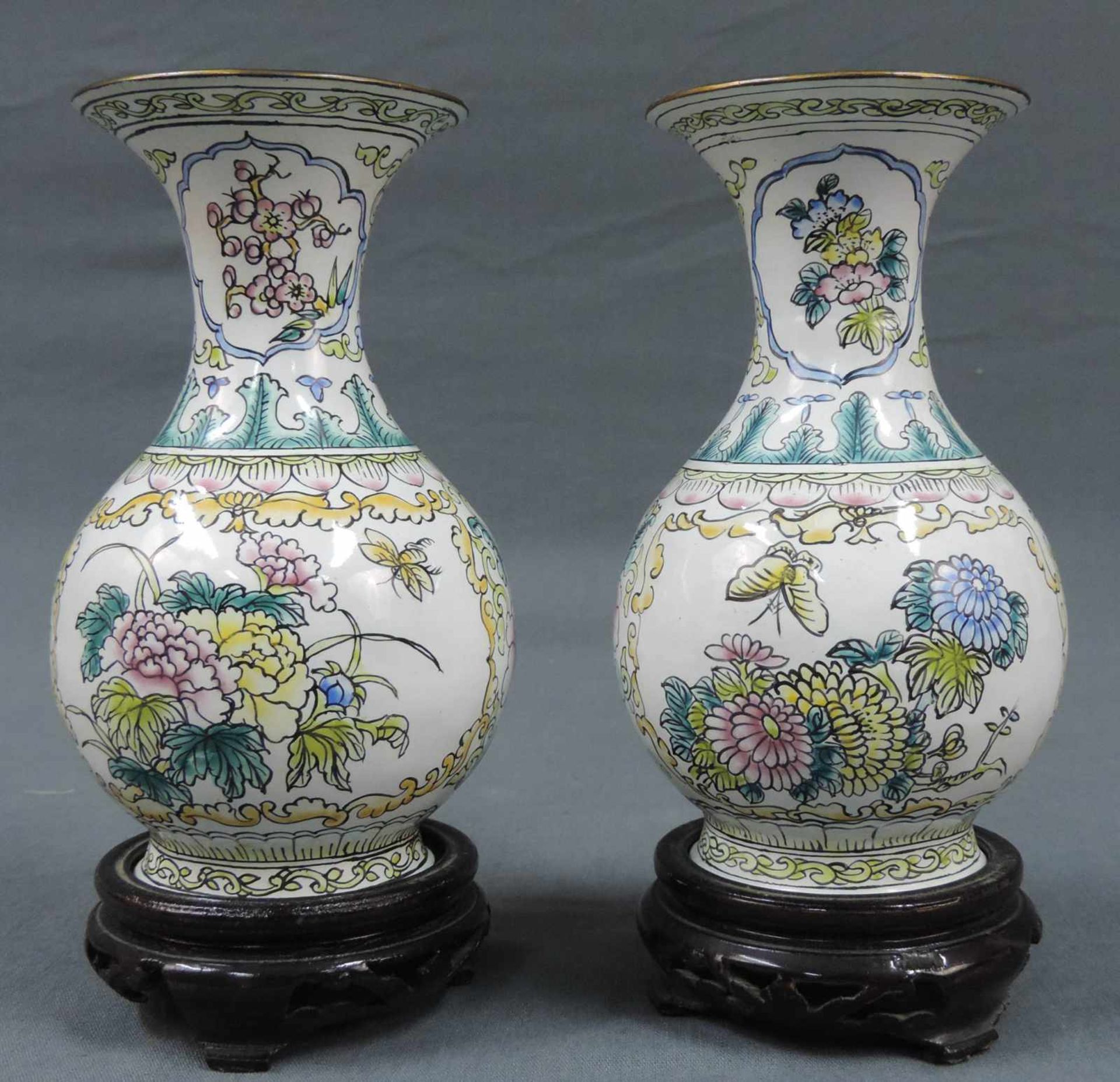 2 Cloisonne - Vasen mit Holzsockeln. Die Vasen sind 15 cm hoch ohne Sockel. 2 Cloisonne - vases with - Bild 2 aus 5
