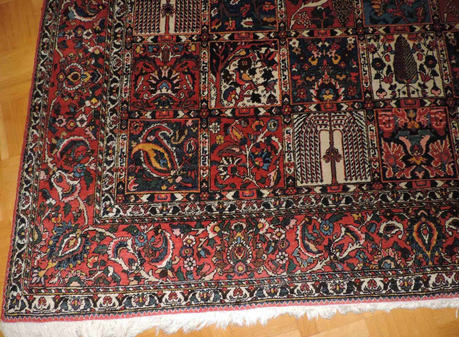 Bachtiar Felder Teppich. Iran, alt Mitte 20. Jahrhundert. Feine Knüpfung. 322 cm x 238 cm. - Bild 2 aus 7