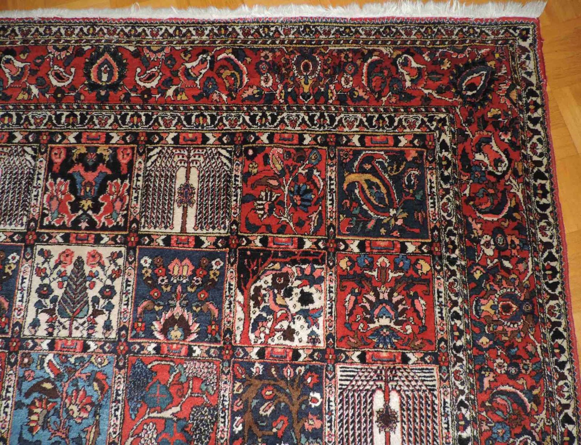Bachtiar Felder Teppich. Iran, alt Mitte 20. Jahrhundert. Feine Knüpfung. 322 cm x 238 cm. - Bild 5 aus 7
