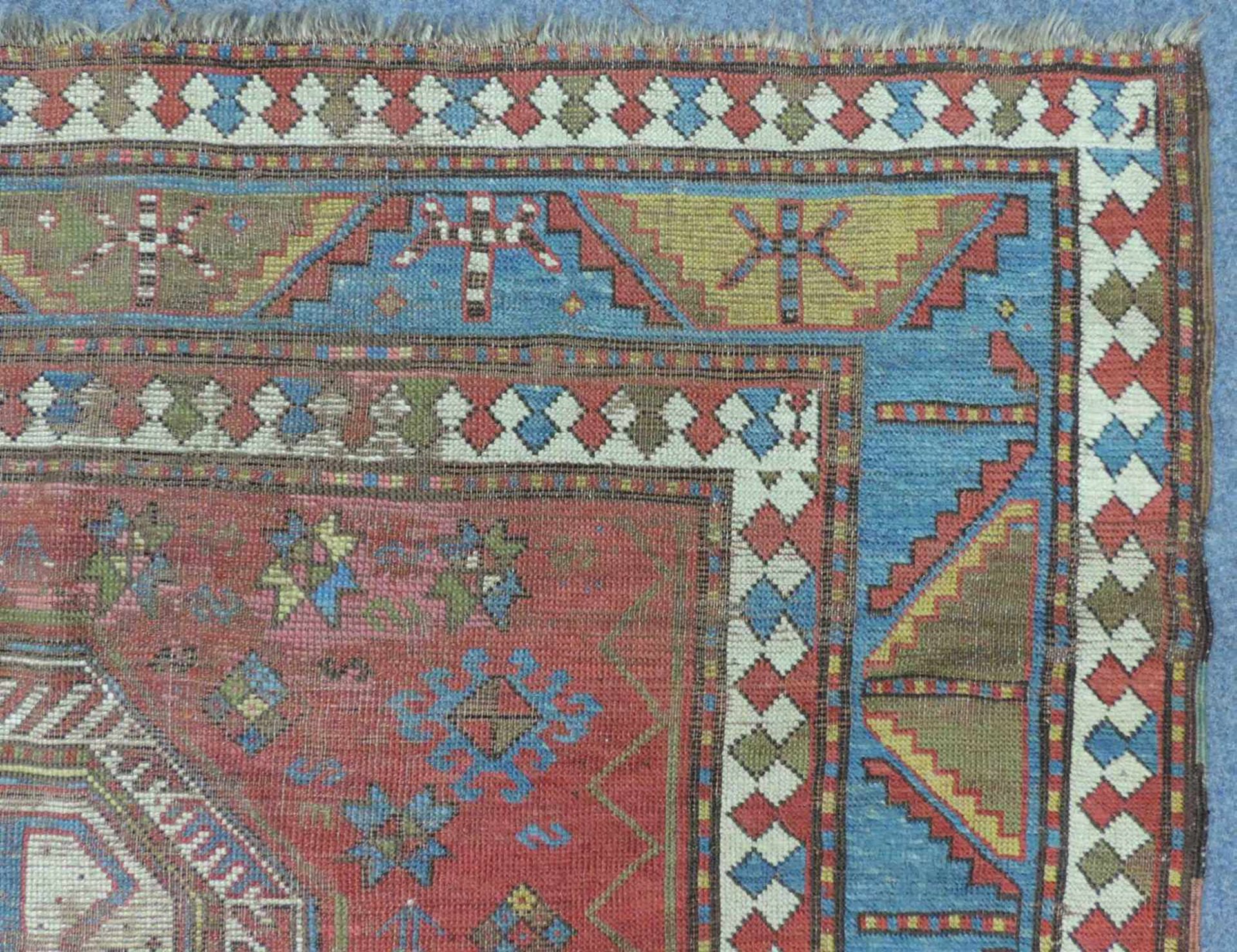 Kasak Dorfteppich, Kaukasus. Antik. Ende 19. Jahrhundert. 245 cm x 170 cm. Handgeknüpft. Wolle auf - Bild 7 aus 11