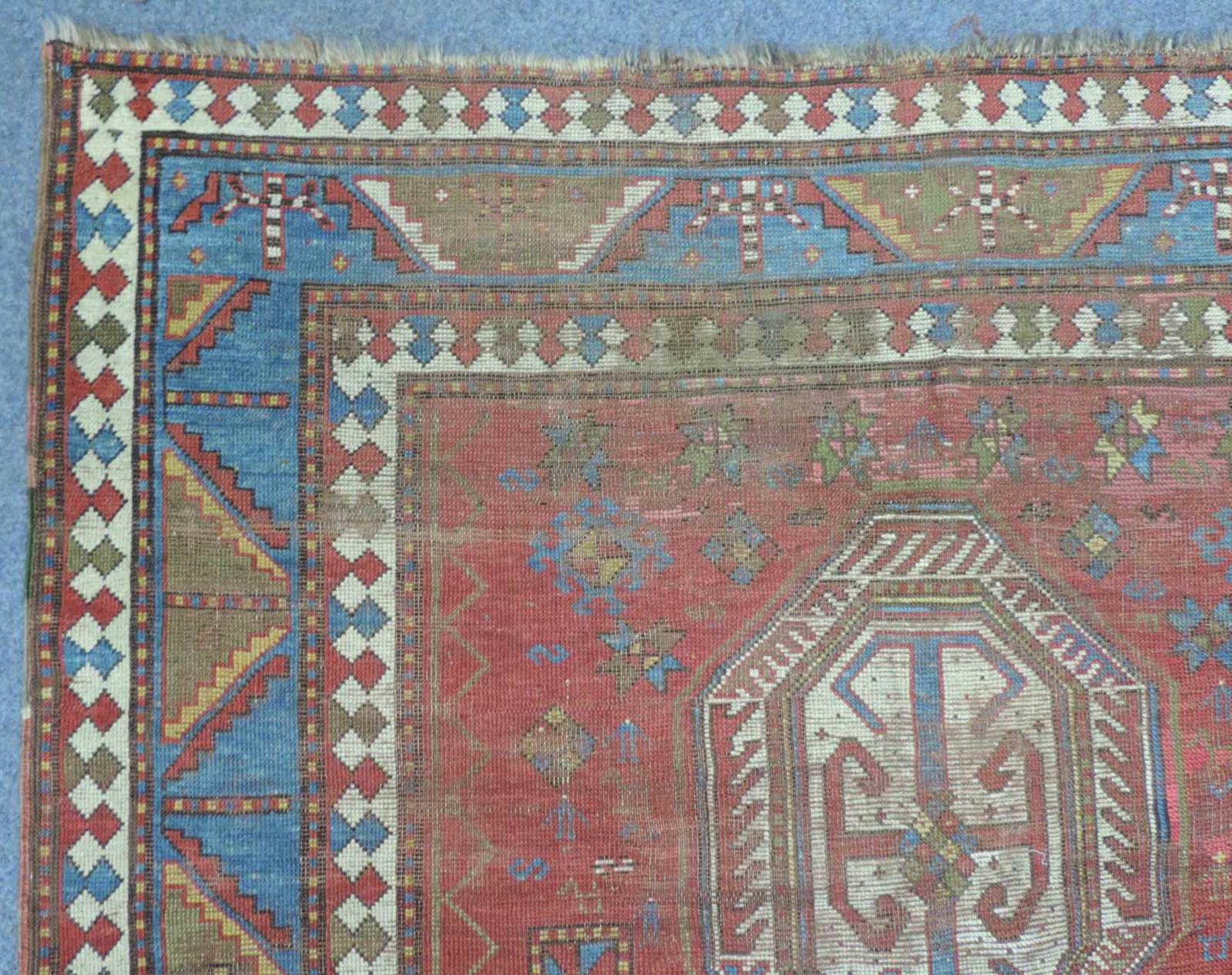 Kasak Dorfteppich, Kaukasus. Antik. Ende 19. Jahrhundert. 245 cm x 170 cm. Handgeknüpft. Wolle auf - Bild 6 aus 11