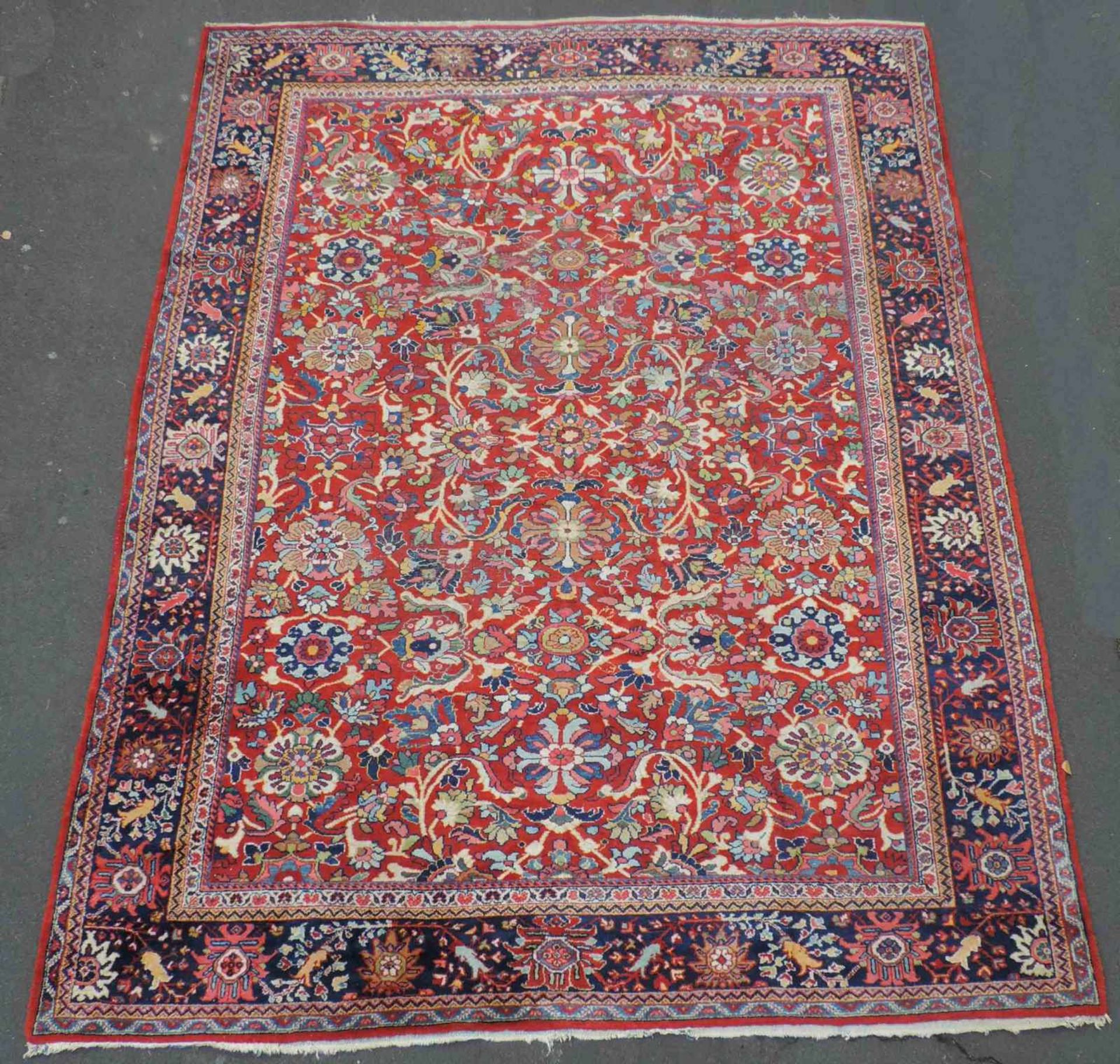 Mahal Teppich. Iran, antik, um 1900. 374 cm x 291 cm. Handgeknüpft. Wolle auf Baumwolle. Wohl