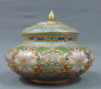 Cloisonne Deckelschale. China. 12 cm hoch. Durchmesser 15,5 cm. Reliefarbeit. Cloisonne bowl with