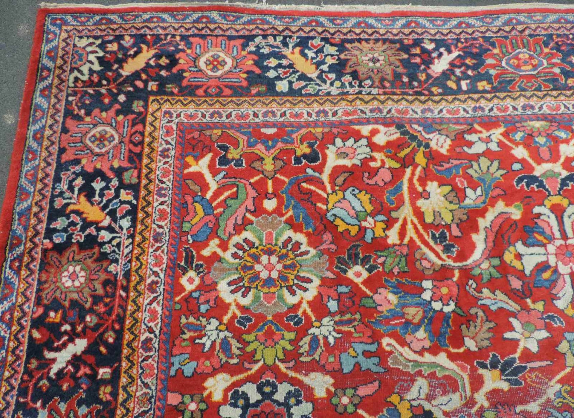 Mahal Teppich. Iran, antik, um 1900. 374 cm x 291 cm. Handgeknüpft. Wolle auf Baumwolle. Wohl - Bild 6 aus 9