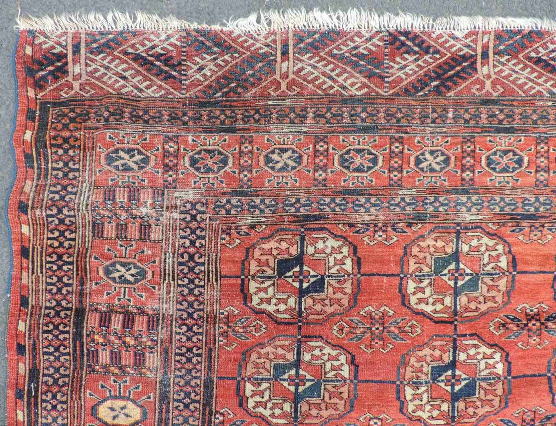 Tekke Stammesteppich. Turkmenistan, antik, um 1900. 173 cm x 130 cm. Handgeknüpft. Wolle auf - Bild 5 aus 10