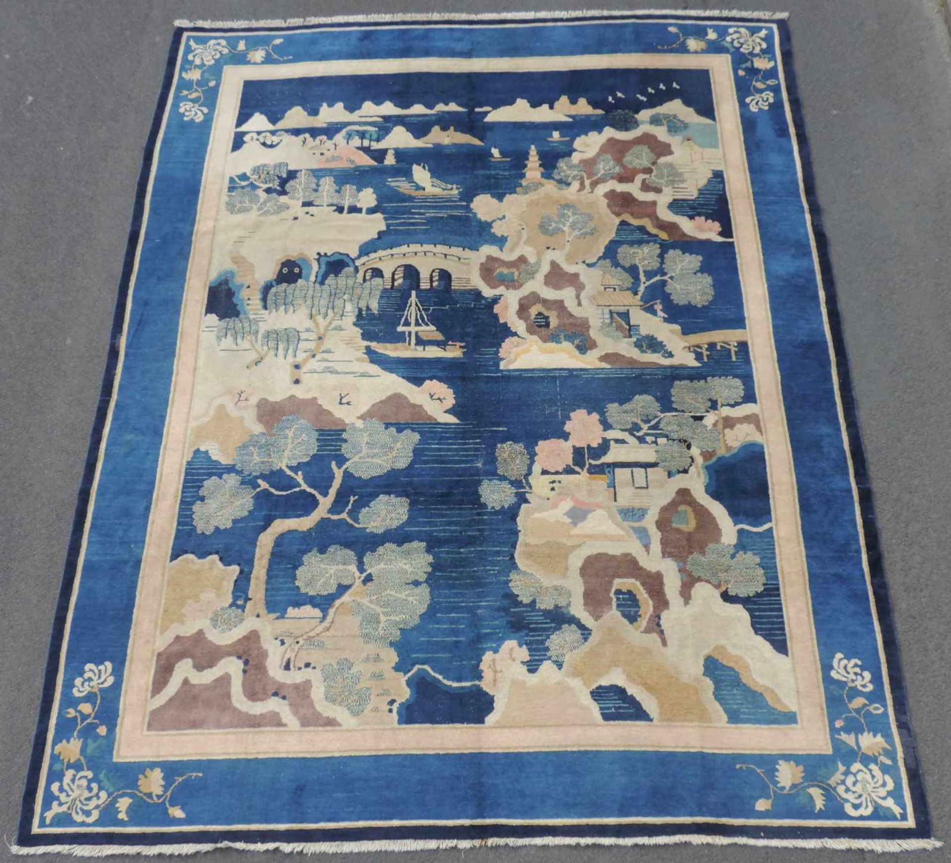 Peking Bildteppich. China, antik, um 1890. 345 cm x 270 cm. Handgeknüpft. Wolle auf Baumwolle.