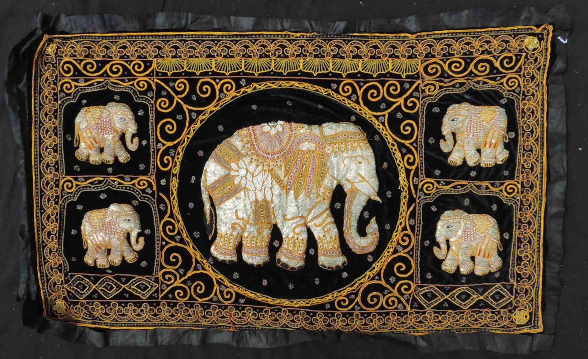 Erhöhte Bildstickerei mit Elefant. Bali. 71 cm x 125 cm. Pictorial embroidery with elephant. Bali.