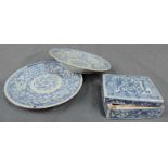 Deckeldose und zwei Teller, China, alt. Qing. Blau - Weiß. Bis 15 cm. Porzellan. Box with lid and