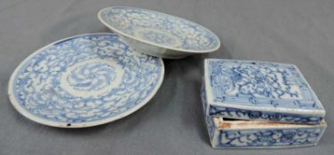 Deckeldose und zwei Teller, China, alt. Qing. Blau - Weiß. Bis 15 cm. Porzellan. Box with lid and
