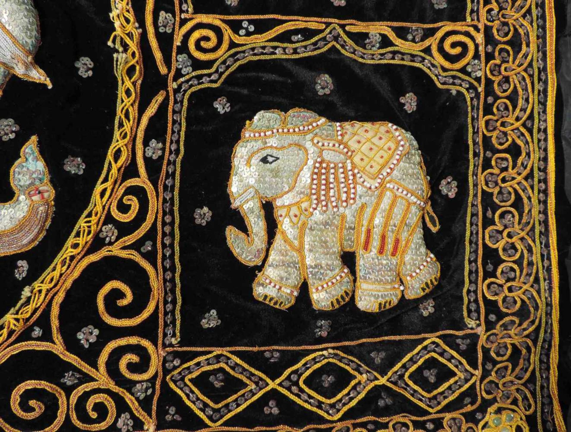 Erhöhte Bildstickerei mit Elefant. Bali. 71 cm x 125 cm. Pictorial embroidery with elephant. Bali. - Bild 2 aus 4