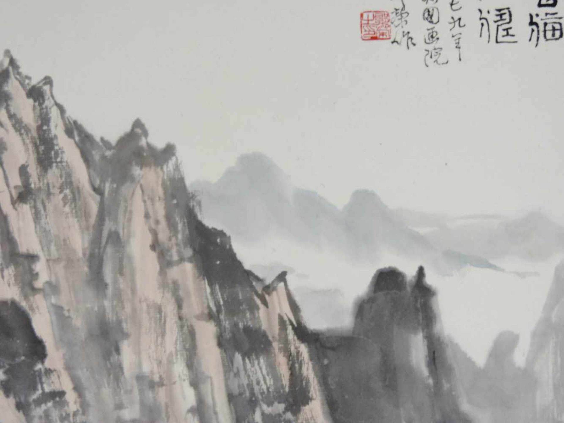 GUO RONG (XX). Rollbild,China, "Das Wolkenmeer über den Kiefernwäldern". 67,5 cm x 39 cm. Tusche und - Image 6 of 7