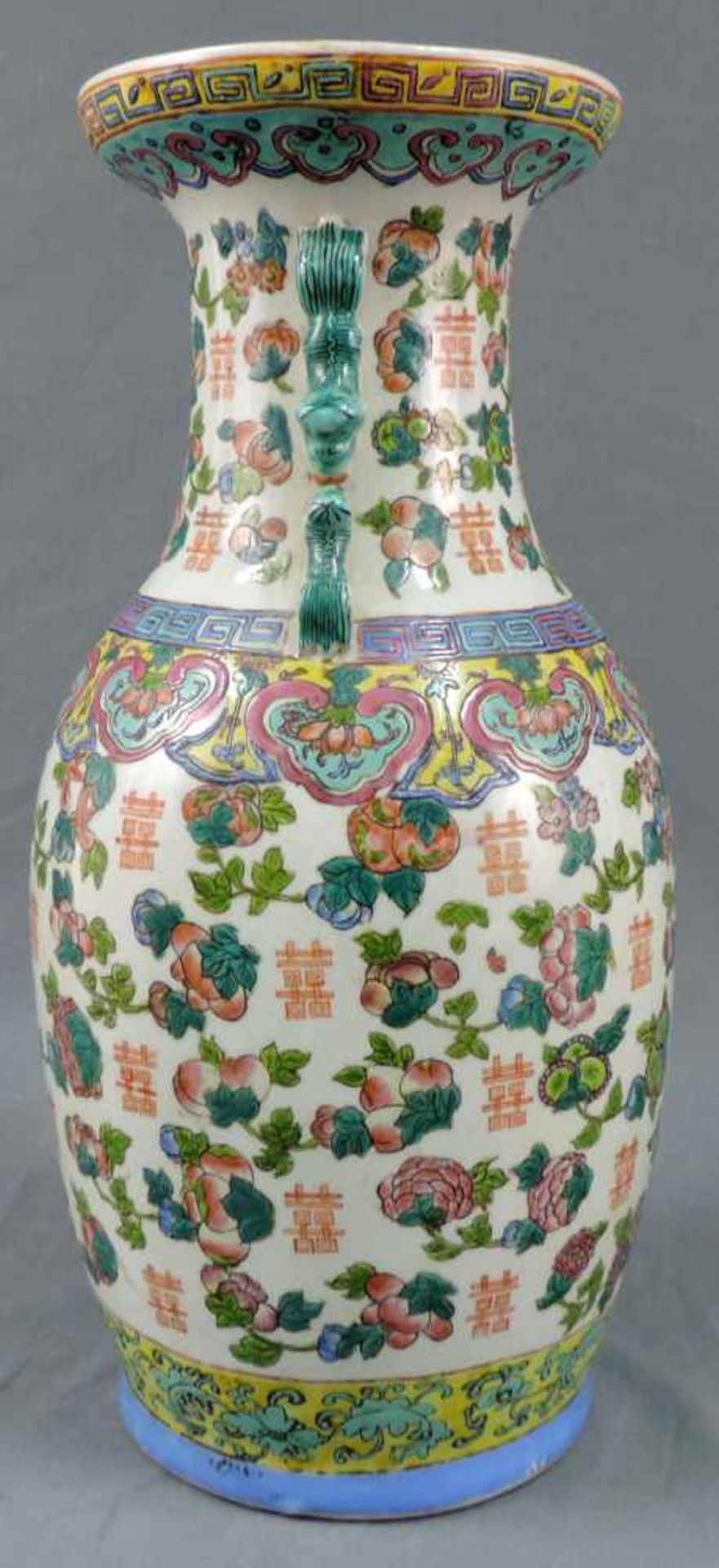 Vase China. Wohl Republik. 46 cm hoch. Porzellan. Vase China. Probably Republic. 46 cm high. - Bild 2 aus 7