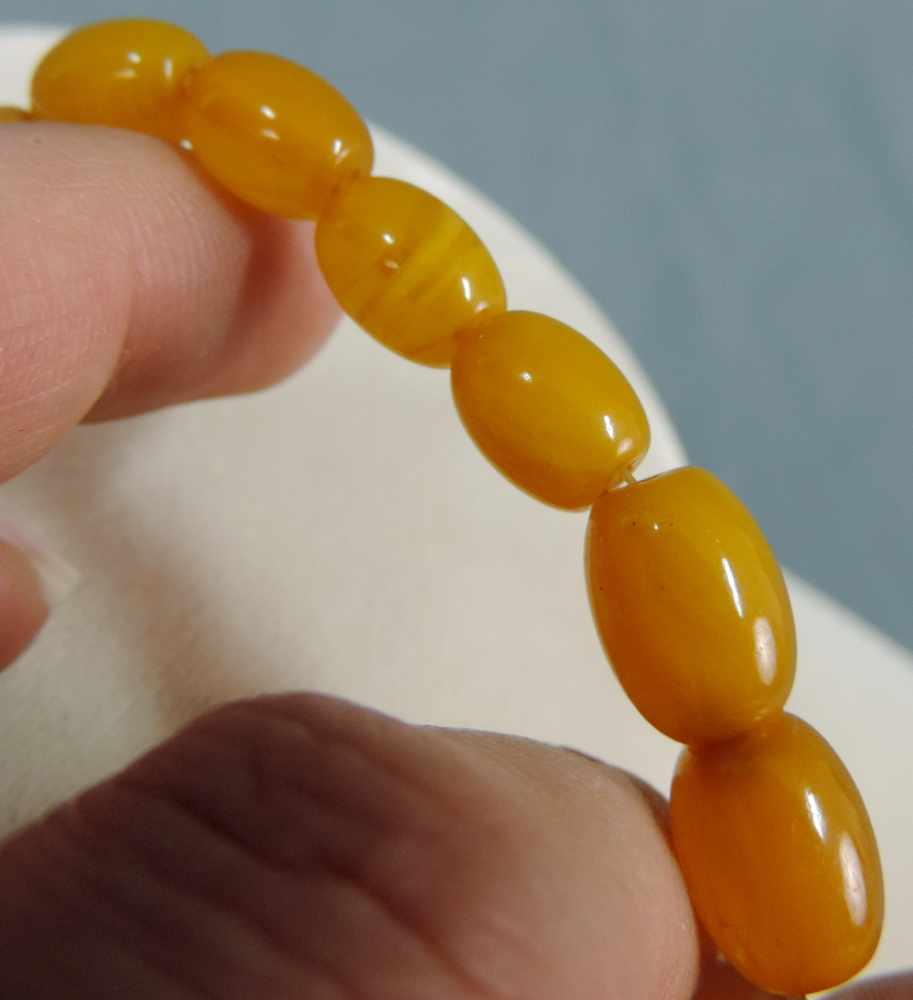 Kette. Bernstein? Olivenform. Wohl Bakalit. Bis 20 mm. Chain. Amber? Olive shape. Probably bakelite. - Image 4 of 4