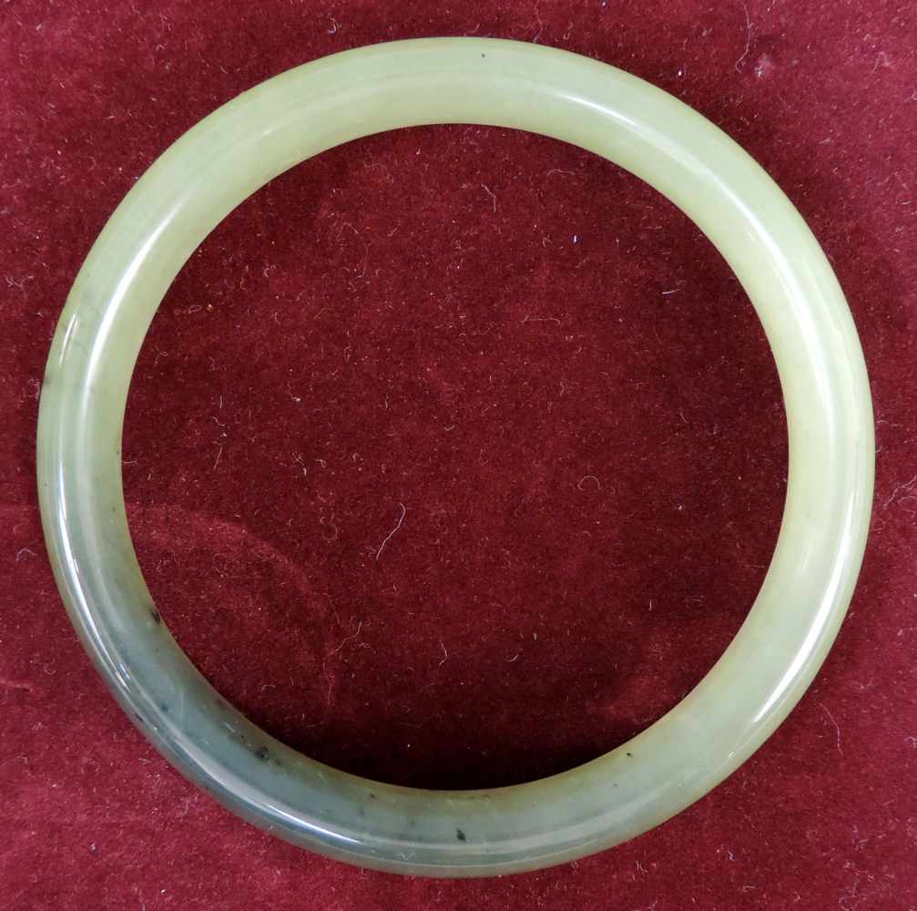 Jade Armreif. Innendurchmesser 62 mm. Außendurchmesser 78 mm. 40,6 Gramm. Jade bracelet. Internal - Image 3 of 4