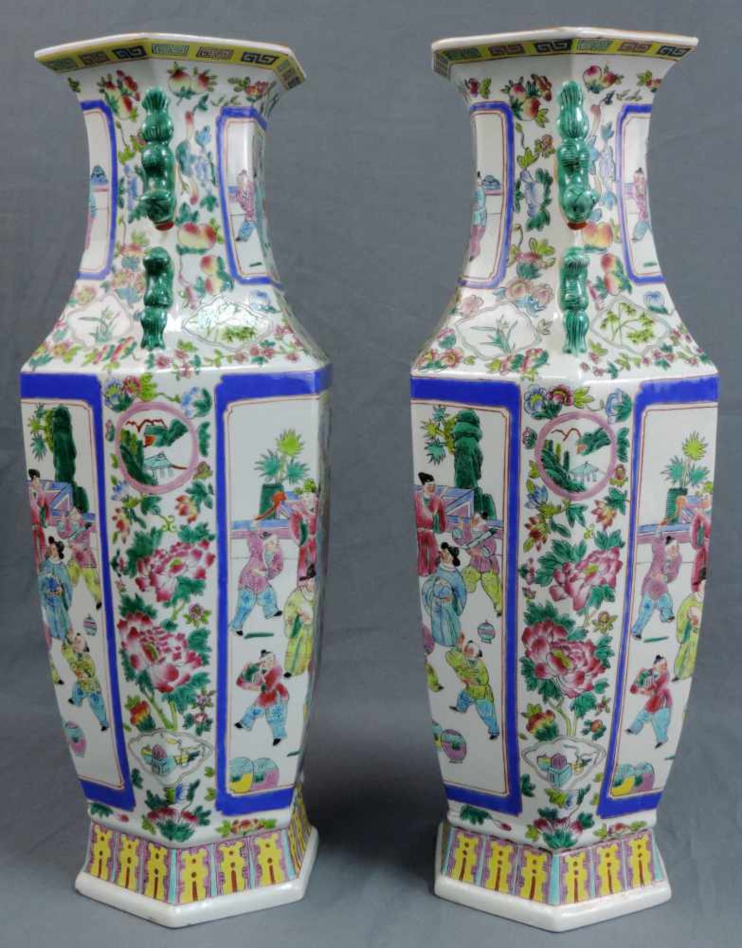 Vasenpaar mit Gerichtsmotiv, China. Bis 60,5 cm hoch. Pair of vases with court motif, China. Up to - Image 2 of 6