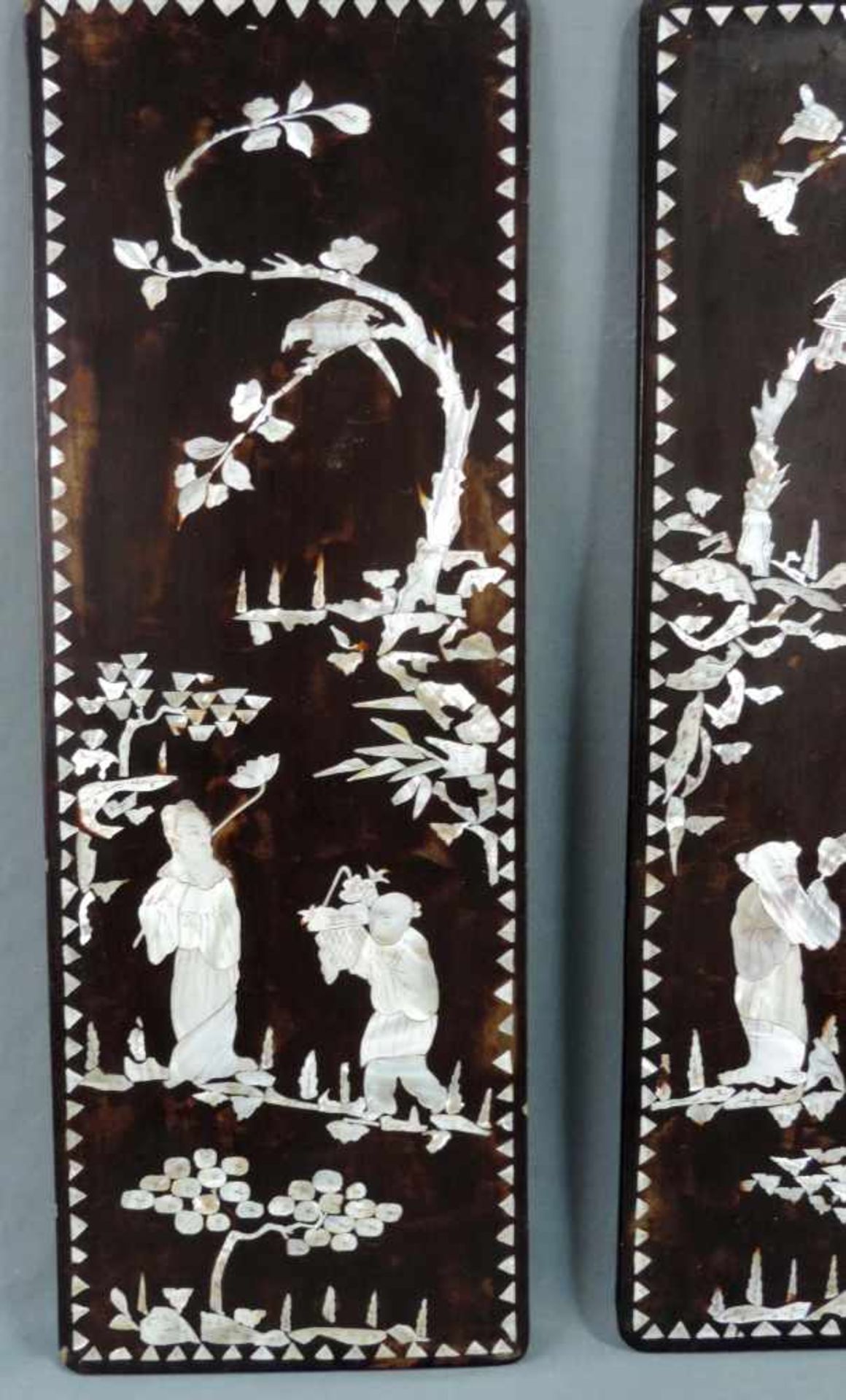 Zwei Holztafeln mit Perlmutteinlagen. China, alt. 70 cm x 24,3 cm. Two wooden boards with mother- - Image 2 of 4